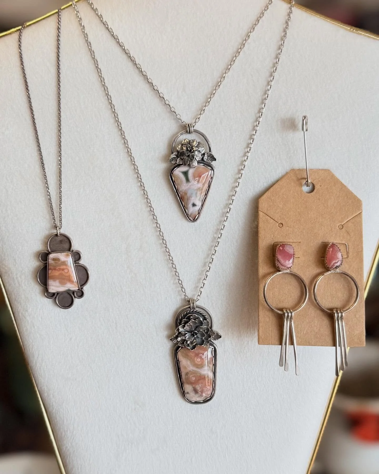 @mo_metals makes such stunning pieces of jewelry! From the stones she chooses to the exquisite detailing surrounding them, each is a truly beautiful work of art. And jewelry isn&rsquo;t just jewelry. It&rsquo;s a piece of original art to be worn and 