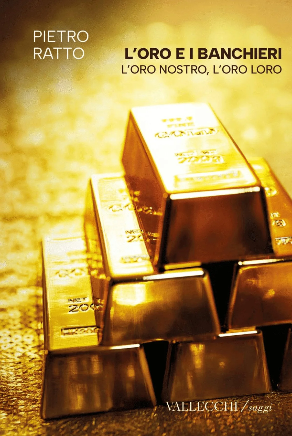 Copertina del libro con lingotti d'oro reali impilati in prospettiva, sfondo caldo dorato, titolo "L’ORO E I BANCHIERI" in nero, sottotitolo "L’ORO NOSTRO, L’ORO LORO", autore Pietro Ratto in alto, editore Vallecchi in basso.