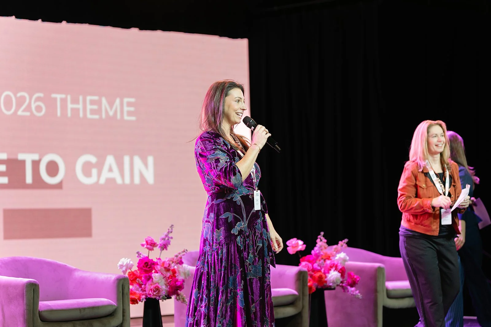 heels-handshakes-give-to-gain-speaker-on-stage.jpg