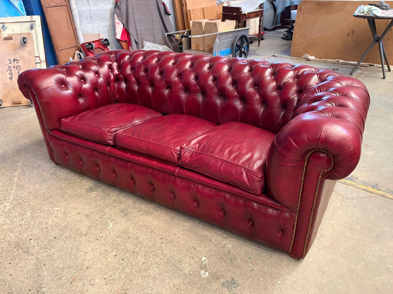 Canapé Chesterfield cuir rouge - 800€