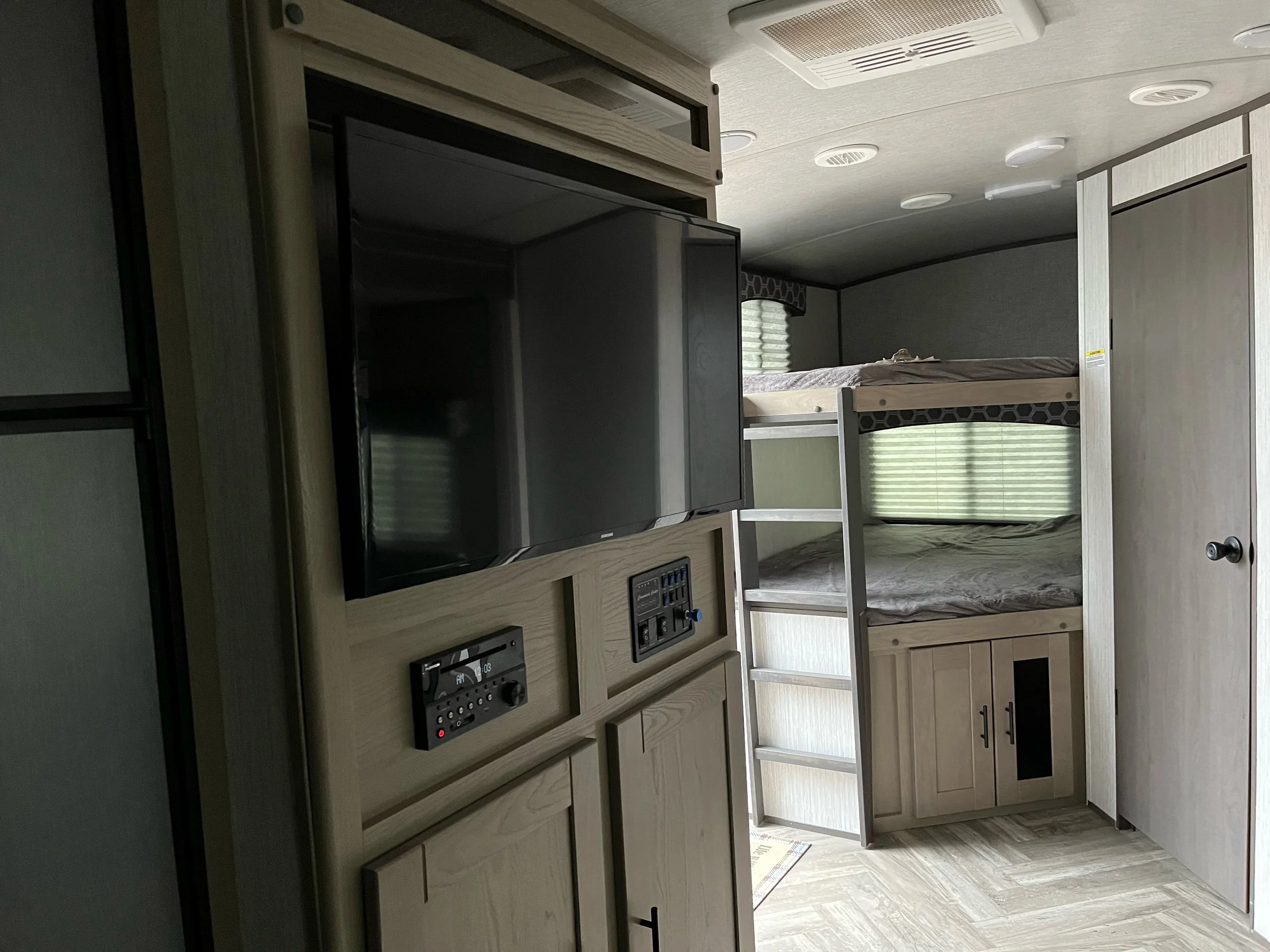 2021 Shadow Cruiser Ultra Lite 277BHS — BergesonRV