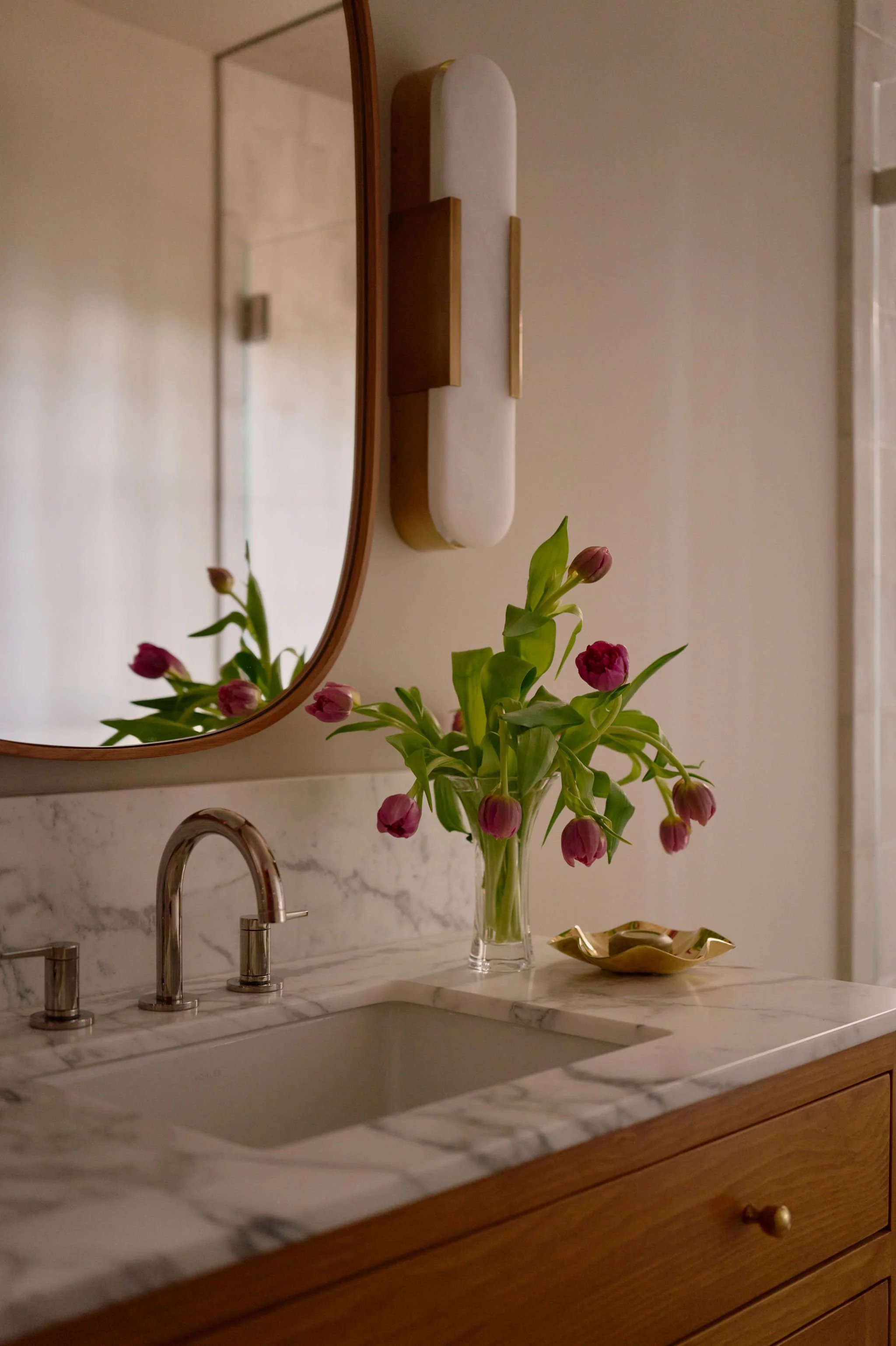 tahoe-cottage-bathroom-marble-sink-brass-fixtures-mia-sandmark-design.jpg