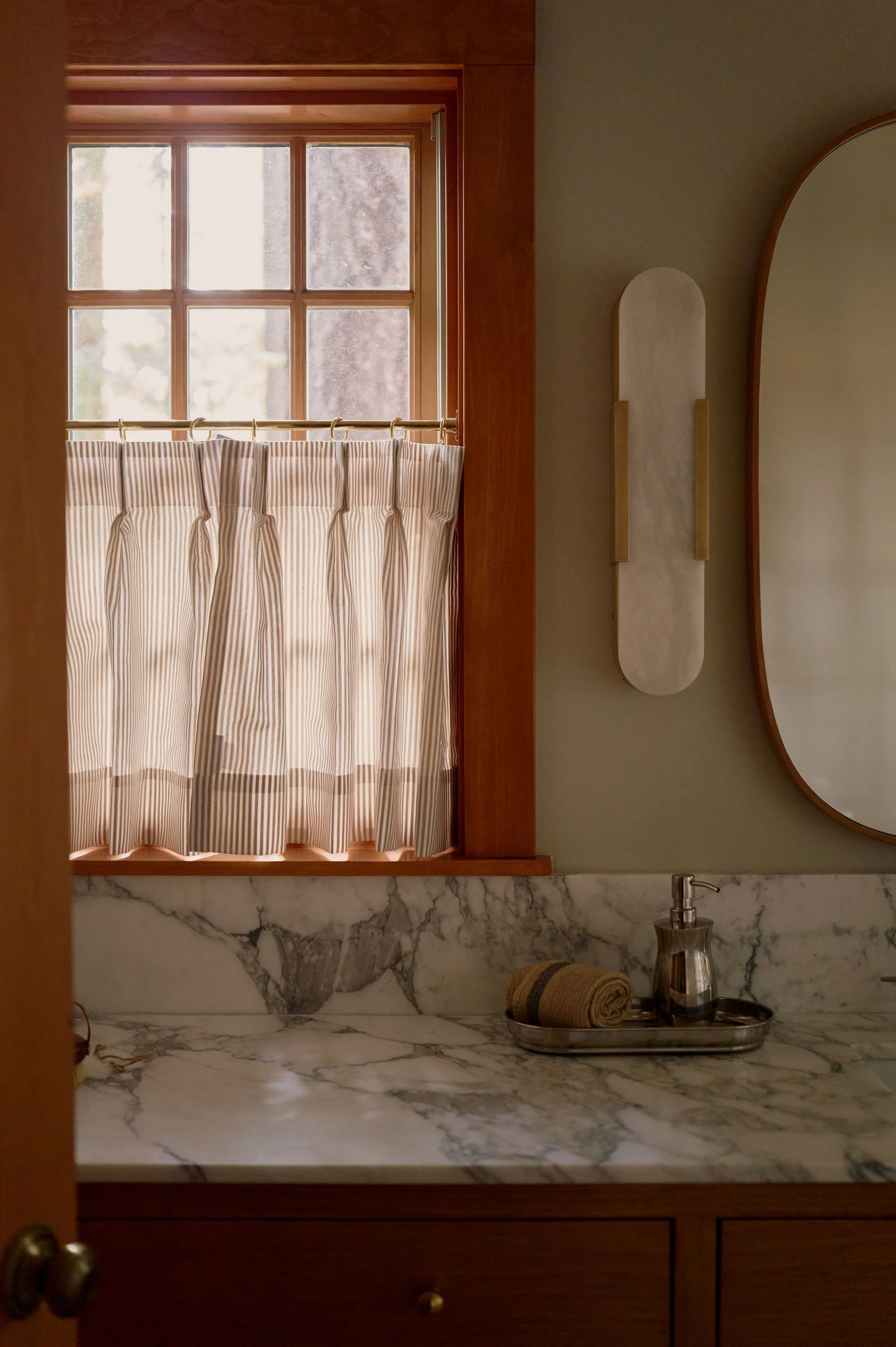 tahoe-cottage-bathroom-wood-window-cafe-curtain-mia-sandmark-design.jpg