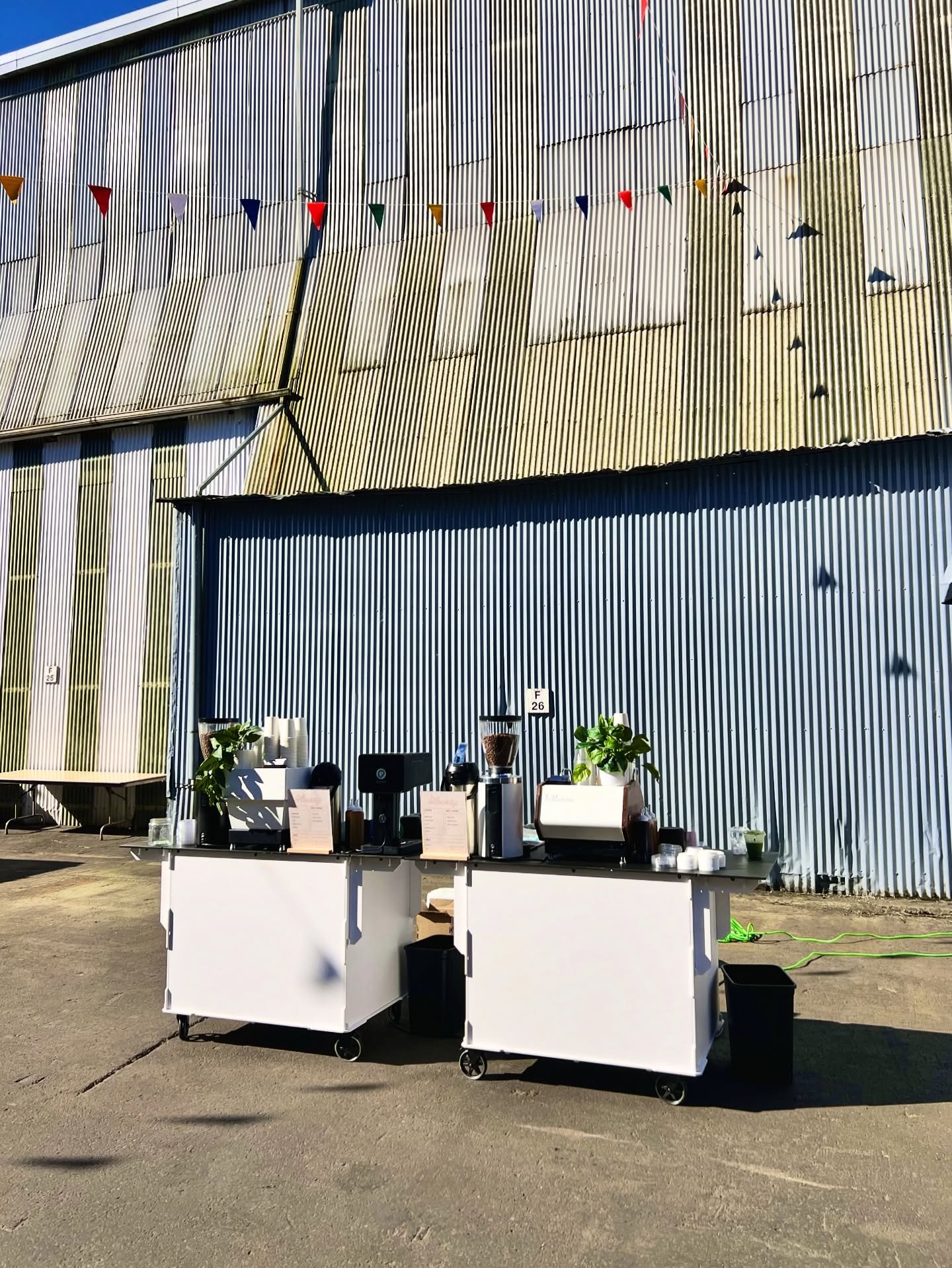 Big parties call for double carts! 👯&zwj;♀️ 100+ drinks per hour, serving double the smiles in half the time!