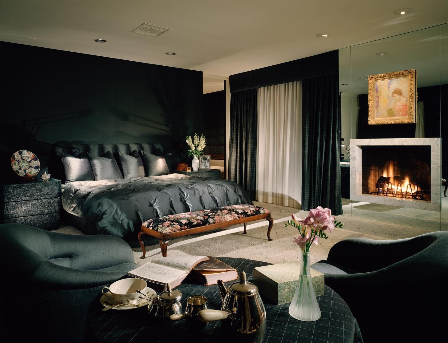 A black accent wall can seem like an unconventional choice, but I love them when they are used properly. Here the bedroom feels intimate and cozy while remaining elegant. Beautiful. 

#interiordesign #bedroomdesign #accentwall #blackandwhitedecor