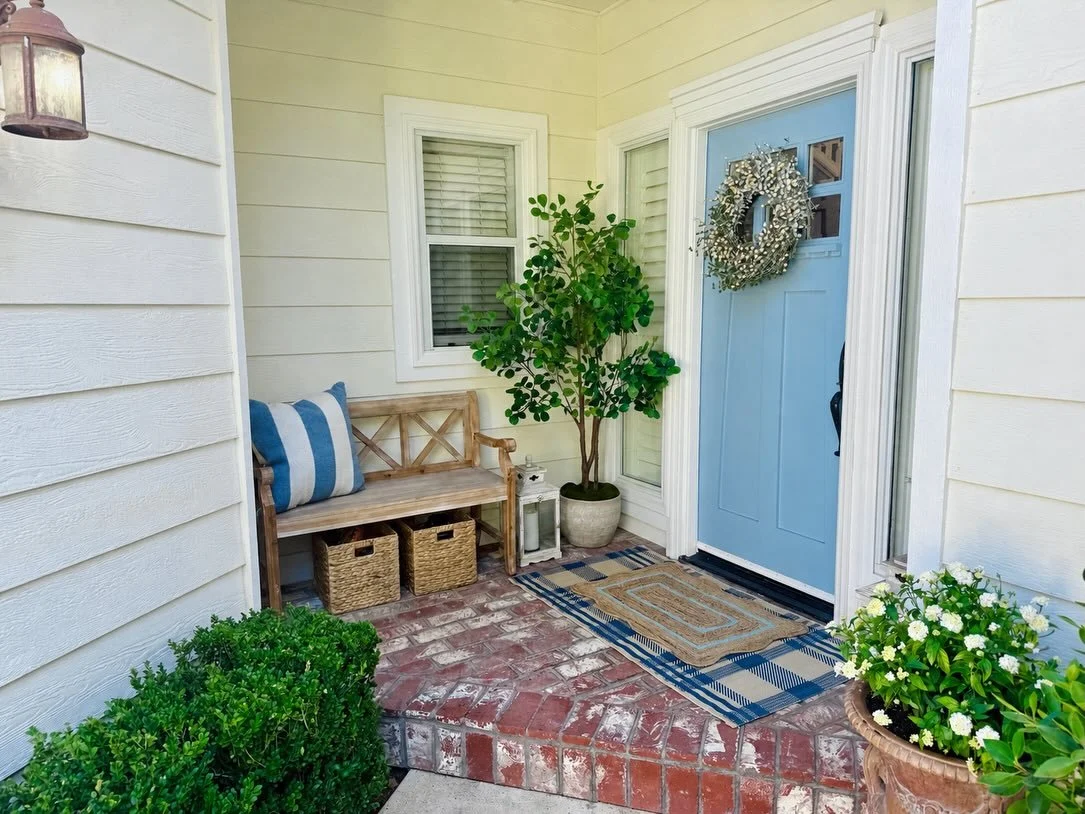 Here&rsquo;s a little patio refresh for your spring! I love adding new patio mats, potted flowers, and the right accent seating for those long days of play and lingering outside. Is it time for a refresh?💛 #lovethehomeyouhave #susiefitlerhomes 
#ibt