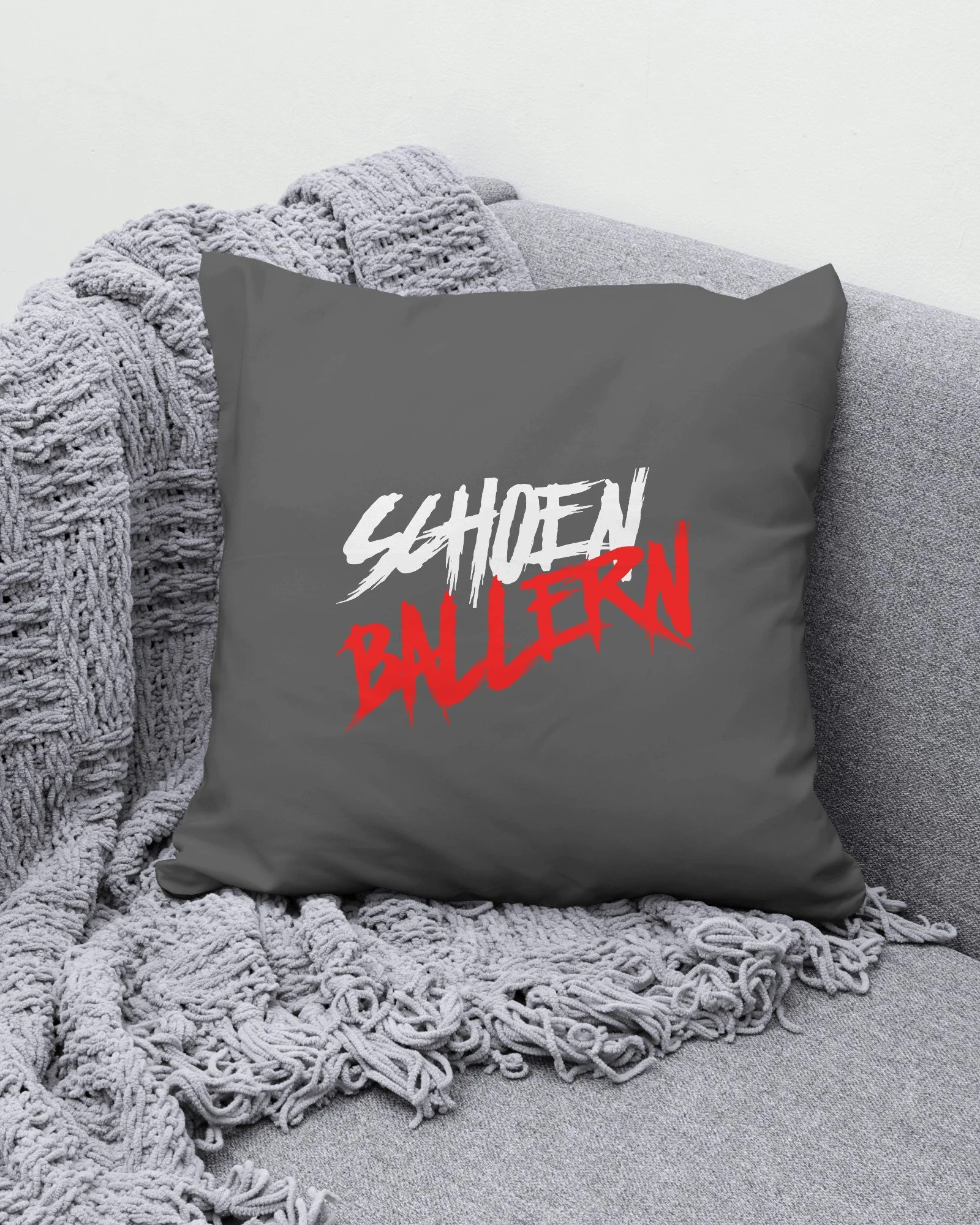 schoenballern-sofakissen-40x40-logo-anthrazit-1600-2000.jpg