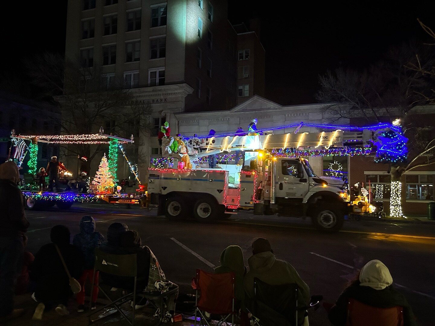 A fantastic evening watching the Walla Walla Parade of Lights from the @dossierwine downtown tasting room.