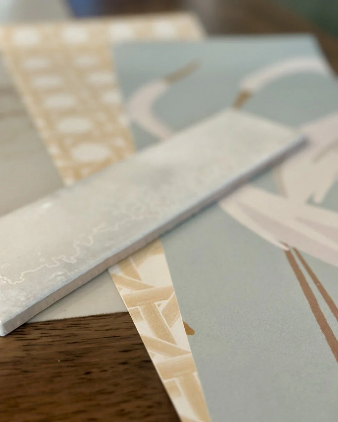If you know us, you know how much we love shopping for tile! Want some of our top tips?
1) Start by evaluating the room's purpose; for high-traffic areas like kitchens or bathrooms, durable materials such as porcelain or ceramic are ideal due to the