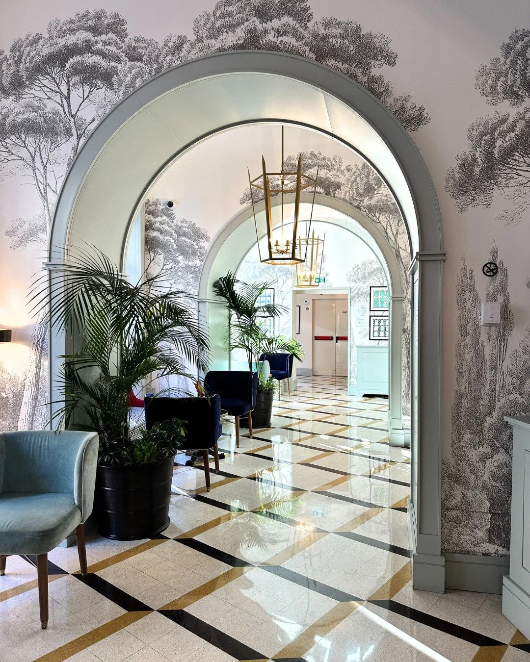 Mentally we&rsquo;re still back in Italy, so we thought we&rsquo;d give a shoutout to one of our favorite hotels in Rome - @una_esperienze  in Trastevere Roma! They do such a great job to elevate your experience while helping you feel as comfortable 