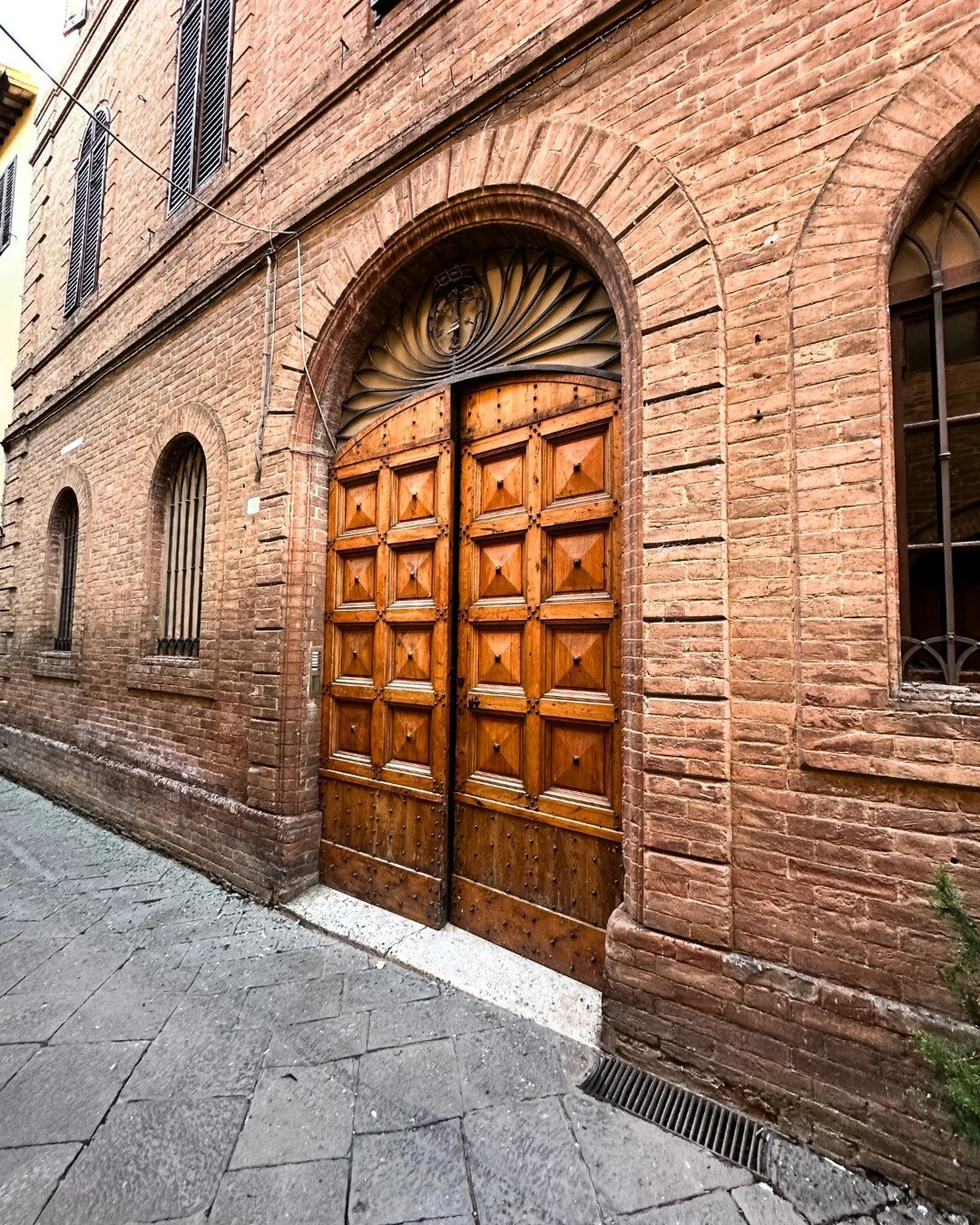One note Brit took on her Italy trip - We really need to level up our doors in the US! How stunning are these apartment entries? Do you like your home entry? 
📍Sienna Toscana Italy 
.
.
#britnelsoninteriors #britnelson #augustaga #interiordesigners 