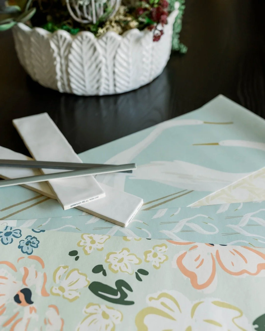 We had to give you a little sneak peek of the details in this cute space. Any guesses what we&rsquo;re working on? You&rsquo;ll see the full reveal soon!

@anthropologie  @cscustoms23  @crystorama  @danielhouse.club  @lovevsdesign  @etsy 
.
.
#britne