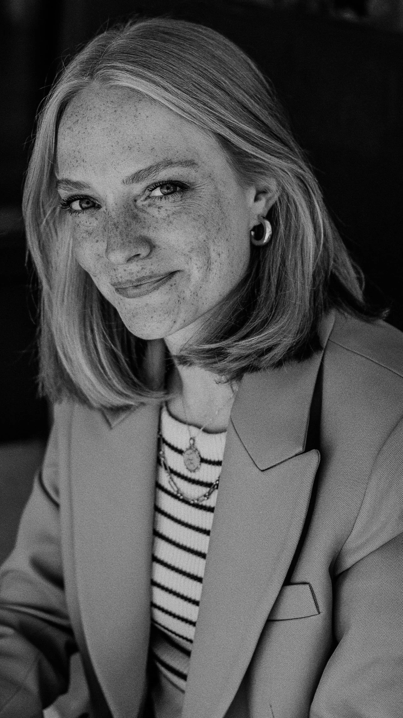 Katharina von Kanova Design, Brand Designerin und Gründerin des Designstudios für Branding, Webdesign und visuelle Identität. Schwarz-weiß-Porträt im modernen, ästhetischen Stil.