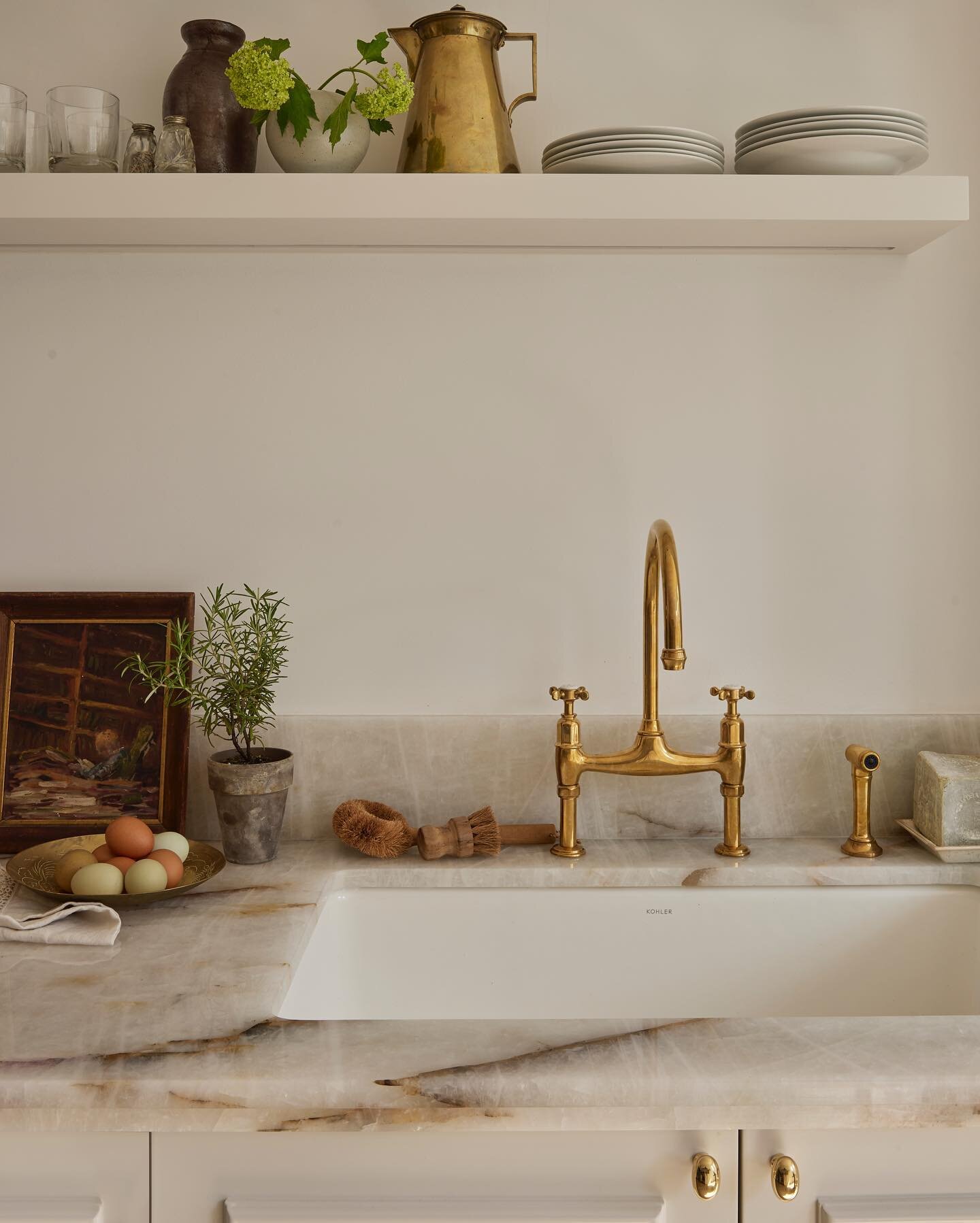 when the counters and faucet speak for themselves 🥰

design @jpzinteriors 
photo @lomillerphoto 
styling @_meandmo_