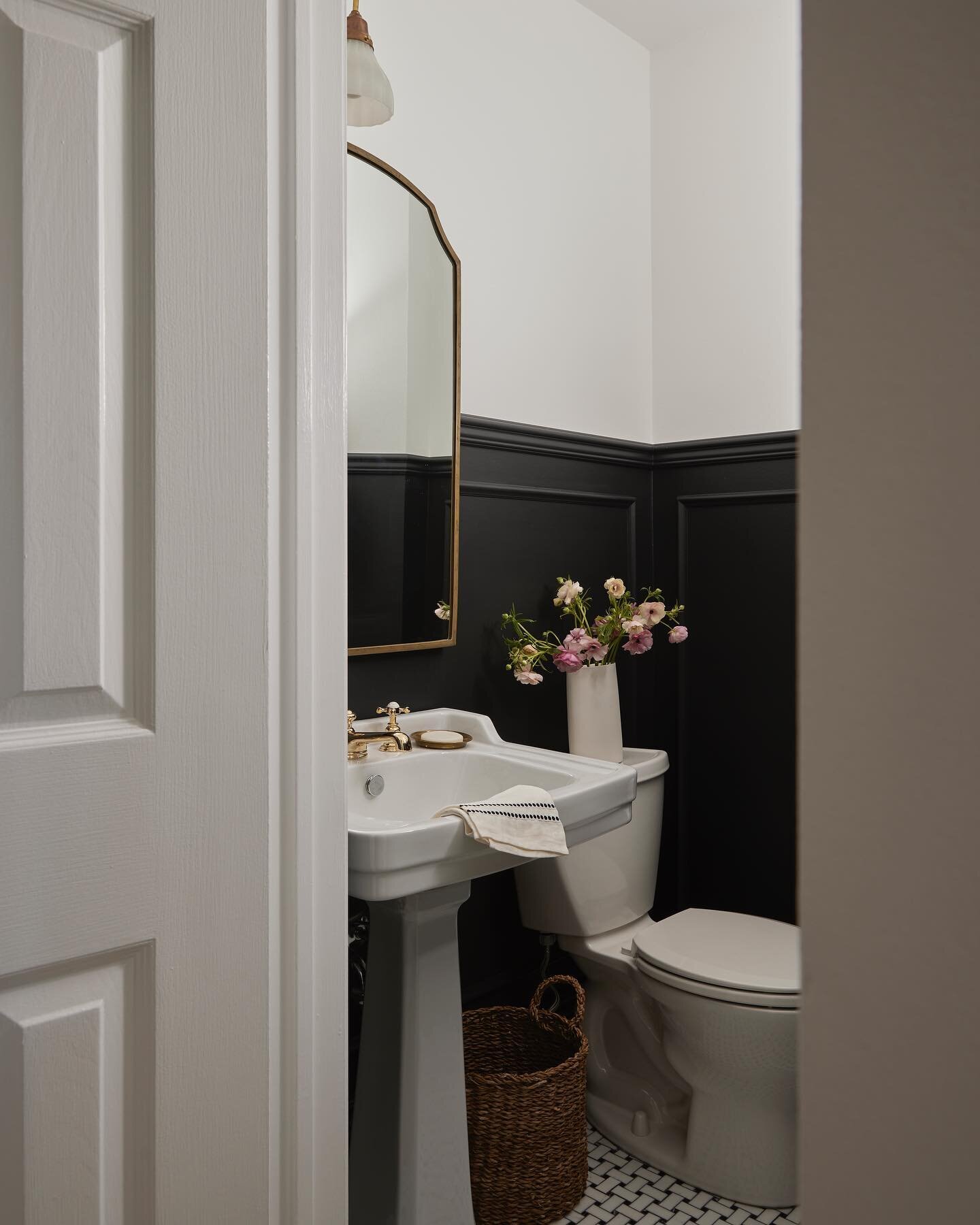 all for some contrast in the most charming powder room. 

design @jpzinteriors 
photo @lomillerphoto 
styling @_meandmo_ 

#powderroom #interior #interiordesign #bathroomdesign #elledecor #elledecoration #vogueliving #home