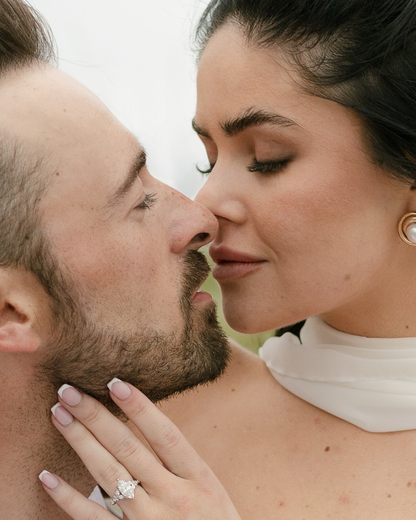 The way that the rain literally paused as Paige walked up to Austin on the beach before he got down on one knee was pure cinema 🌧️ 🎞️