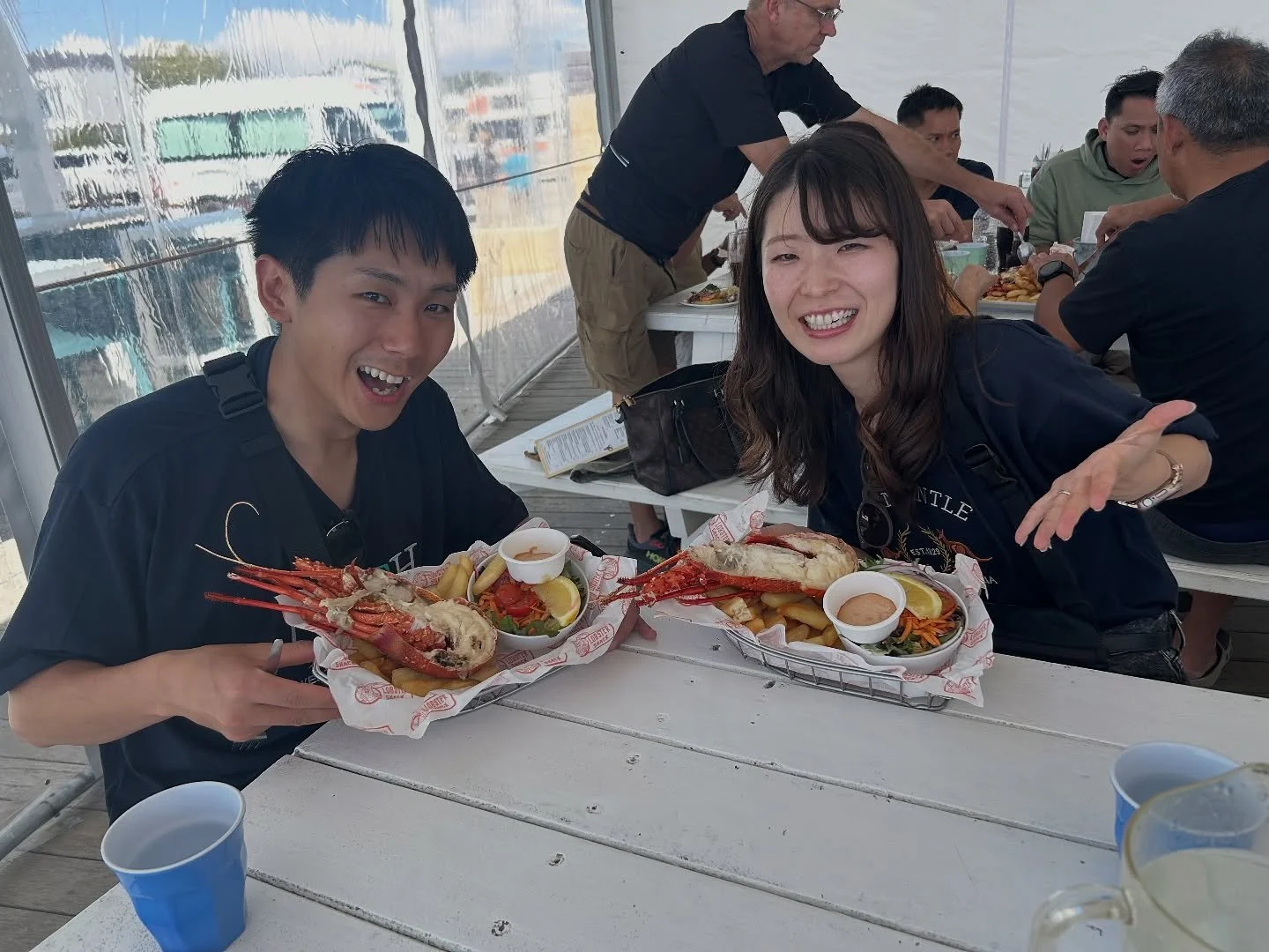 #P3OMA
お客様の笑顔を見ているだけで幸せになる、
スタッフも大好きな写真です📸✨
お揃いの #パース Tシャツも素敵です🩵

自然、動物、美味しい体験が盛りだくさん！
気付いたら子どもの頃みたいに夢中になってしまう、
そんな特別な1日が待っています🚌🦘🐨🦞❤️

Seeing our guests smile brings us so much joy &mdash;
this is one of our team&rsquo;s favourite shots📸✨

Wit