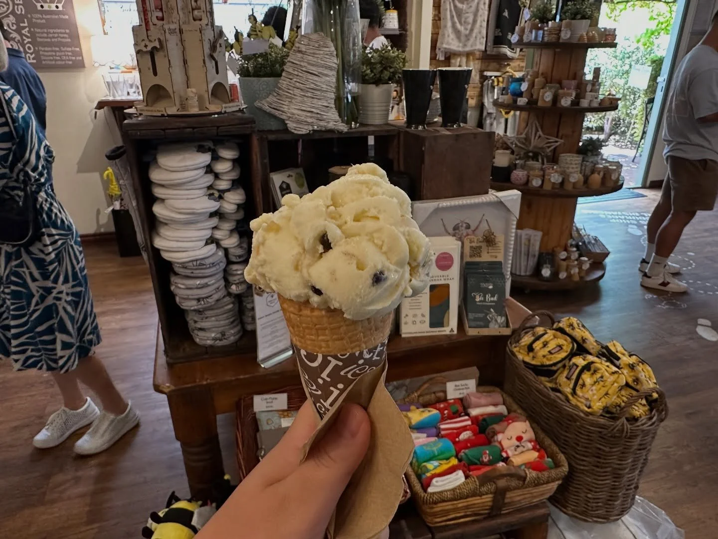 #アイスクリーム がさらに美味しい季節になってきました🌞🧡

1️⃣ @thehouseofhoney の ジンジャーハニーチョコチップ🍯🍫
ここでしか味わえない特別なフレーバーで、本当にオススメです🧡

2️⃣ @thelanecafe_rottnest 内の @simmosicecreamery 🤎
種類がとにかく豊富なので、きっとお気に入りの味に出会えるはず✨

みなさんも #パース 滞在に食べたアイスクリーム🍨を
ぜひ教えて下さい🫶✨

#西オーストラリア #パース旅行 