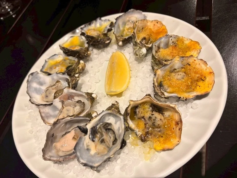 パースシティでオイスターを食べたくなったら🦪
@oysterbarelizabethquay をおすすめします✨

常時9種類のフレーバーが用意されているので、
その日の気分に合わせて好きな味を好きな数だけ楽しめます😊
ナチュラルはもちろん、トリュフ＆ガーリックなども絶品でした🤍✨

#パース #🦪 #オイスター #西オーストラリア