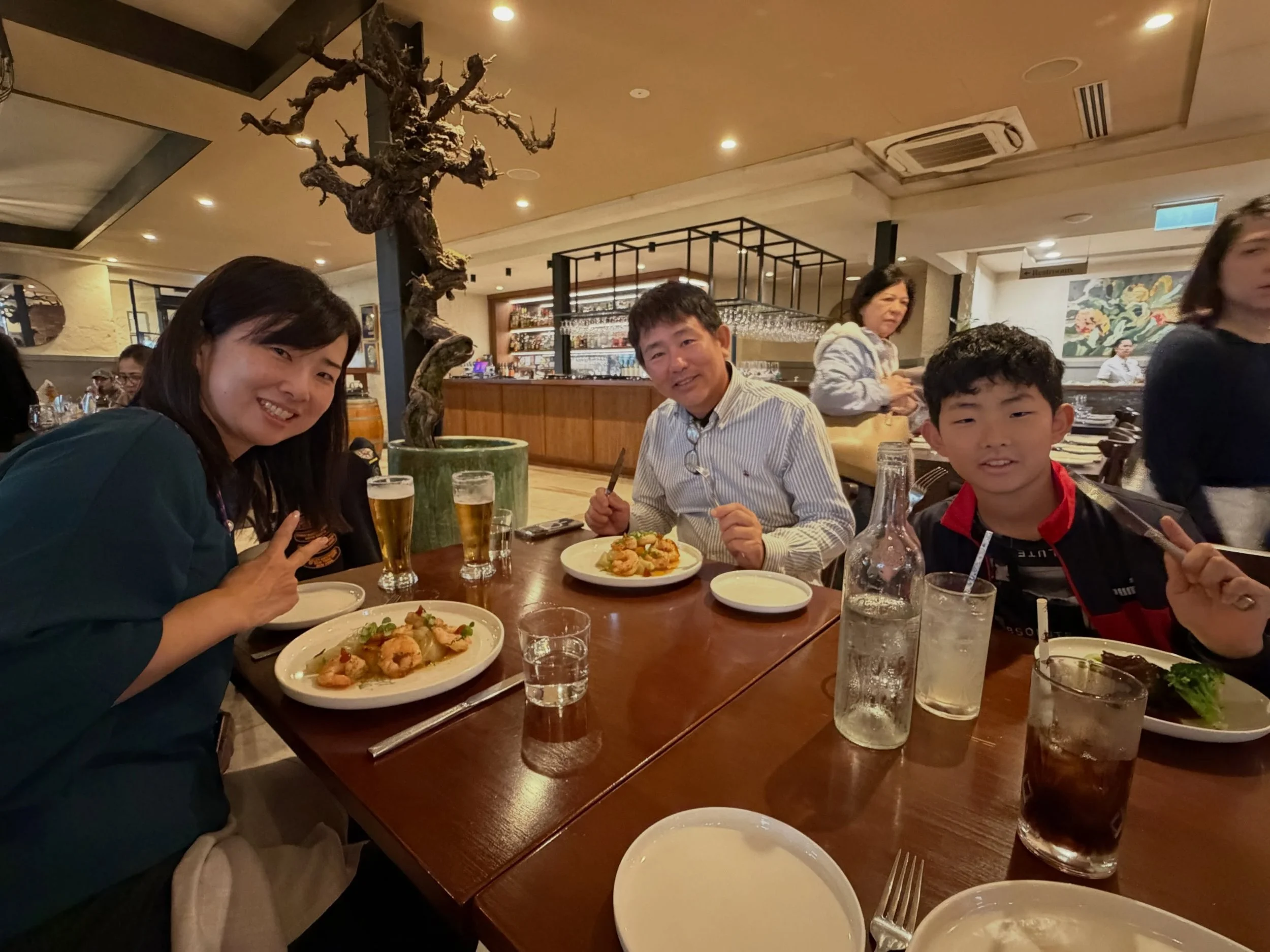 #SVOMA 🍷✨
日本語ドライバーガイドと巡る、スワンバレー満喫ツアー🚐🍇

ドライバー兼ガイドだからこそ、
お客様との距離も近く、私たちもお客様との時間を
いつも以上に楽しませていただいています😊✨

ランチは大好きな @sandalford_wines にて😆🍽️🍷
美味しいお酒とお食事を楽しみながら、
スワンバレーならではの贅沢なひとときを✨

#SwanValley #スワンバレー #オーストラリアンピナクルツアーズ
