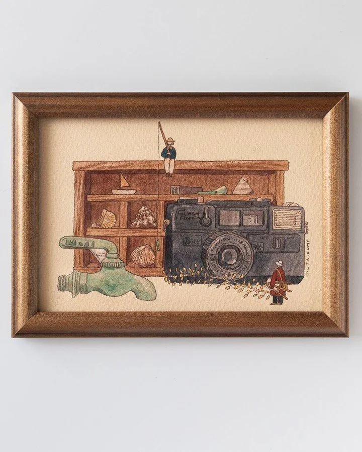 【OPA 夏フェス おもちかえり展】後半が始まりました
先週からスタートしたOPA galleryさんでの「おもちかえり展」。
今日から後半がスタートしました。
私は「おおきい ちいさい」をテーマに、
おおきさのあべこべな絵を並べました。
部屋の隅に飾ったら、なんだか少し楽しくなるような、
そんなイメージで描いています。
こちらは「欠片集め 」というタイトルです。
私は前半から参加させていただいていて、
その場でお持ち帰りいただける展示なので、作品数は多くないのですが、
参加作家10名の