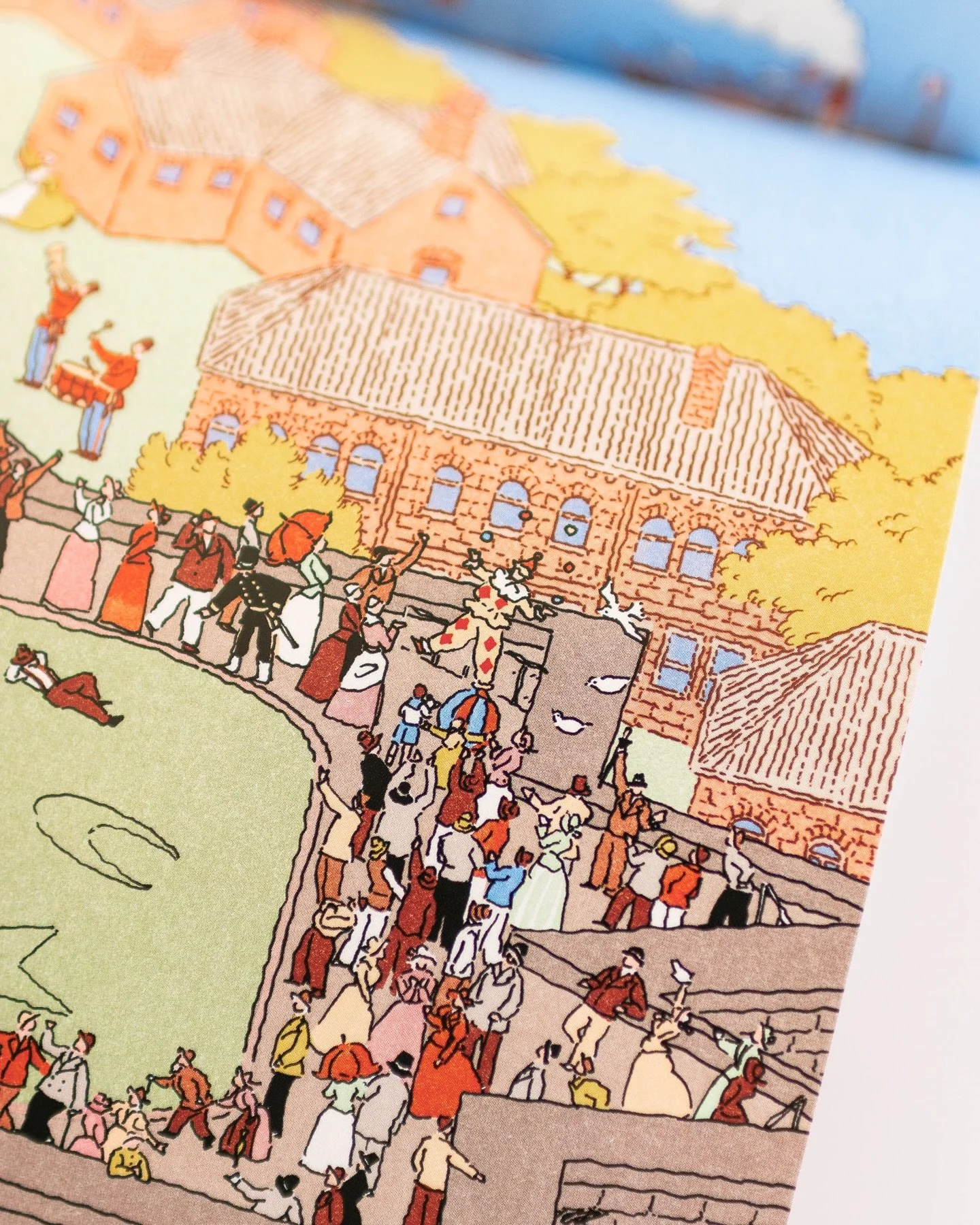 【絵本の見どころ①】たくさんの物語
この絵本は、いわゆる「知識の絵本」で、主役は女神像の作り方。
なのですが、隅々まで楽しんでもらえるように、絵の中に小さな物語を散りばめました。

作業をしている人の中には、こっそり落書きしている人がいたり、隅っこでラブレターを渡す人、それをこっそり目撃してしまった人もいます。たくさんの人が島に集っているので、お洗濯をする人たちもいます。

こっそり動物たちが遊びにきたり、ここには写真を載せていませんが、ちょっと変わったお客さんもいたりします。

最後のお祝いの