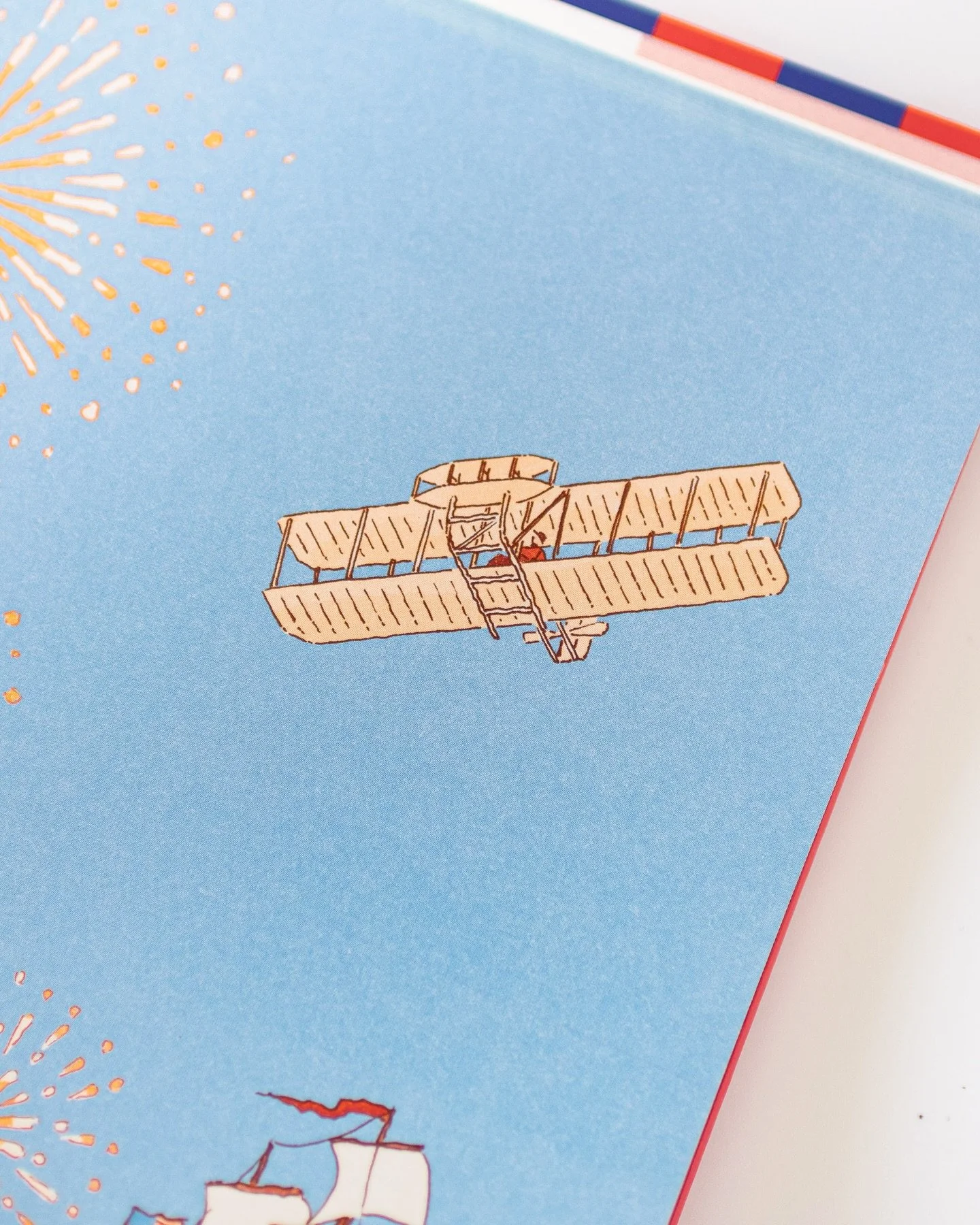 【絵本の見どころ②】海と空の乗り物
「自由の女神像はニューヨークにある」というのをご存知の方でも、
小さな島に建っている、ということはご存知ない方も多いのではないでしょうか。

女神像は、ニューヨーク湾にある小さなリバティ島、旧ベドロー島に建っています。

ちなみに、自由の女神像の正式名称は「世界を照らす自由」というのです。私はこの絵本を手がけるまで知らなかったのですが、
みなさんご存知でしたか？

さて、台座と合わせれば約93mもあるこの巨大な女神像、
上空から定点で見つめると、背景には海が広