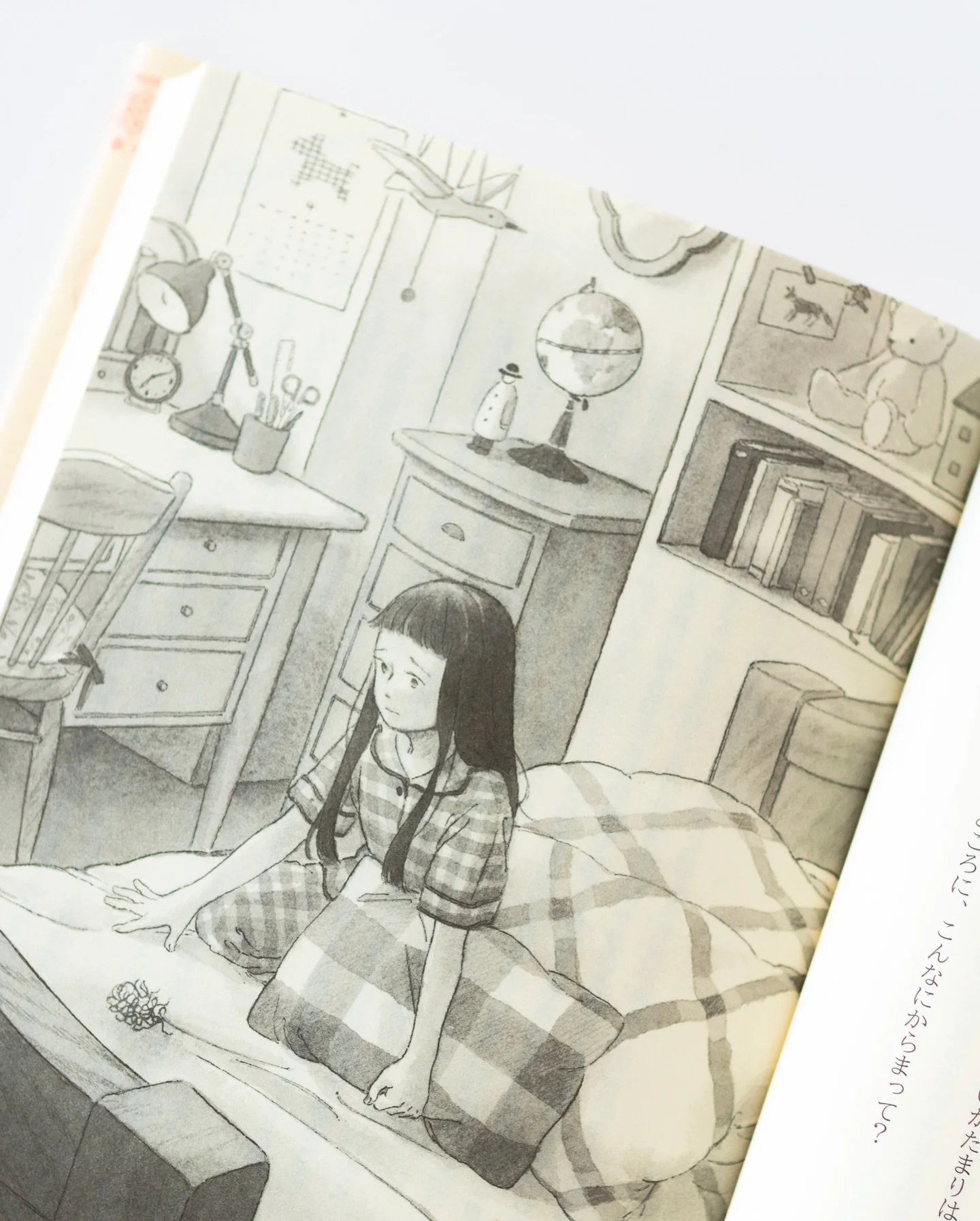 【おやすみ、悩み糸】挿絵いろいろ
物語に合わせて、挿絵をたくさん描かせていただきました！

登場人物たちはもちろん、手芸道具やお手紙のふちどり、おばあちゃんに猫&hellip;&hellip;20点以上のいろんな絵を入れていただいています。

今回の挿絵は、どこにどんな絵を入れるか、というところからご相談させていただいて、
原稿を読みながら「ここにこんな絵が入ったらいいな」「ここ、描きたい！」とわくわくしながら考えた絵ばかりです。

アリス館さん、絵美里先生とご相談しながら、
一つひとつ、丁寧に