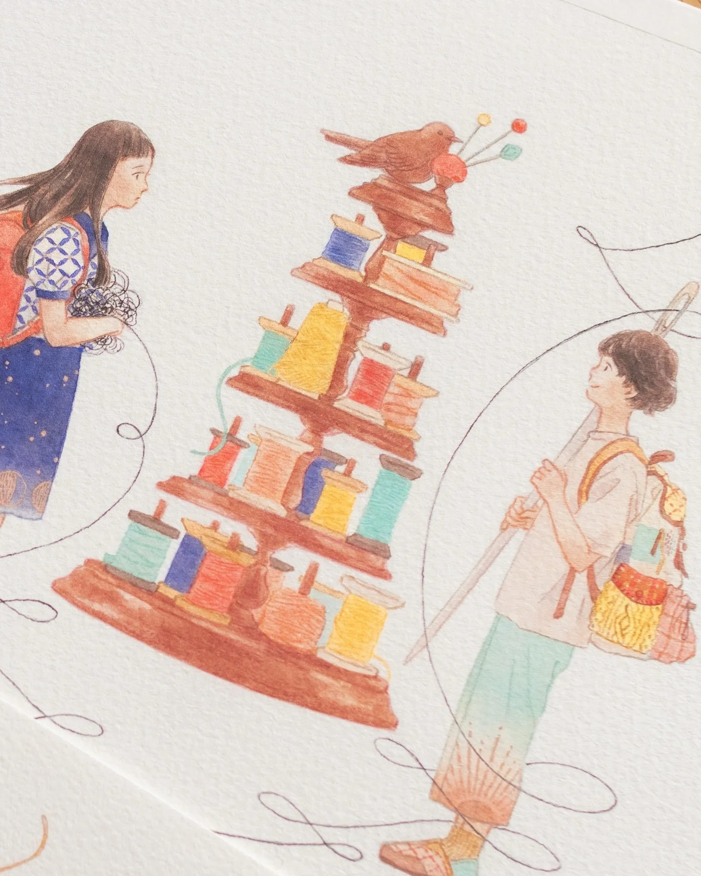 【おやすみ、悩み糸】カバーの原画は、こんな感じ。
人物やモチーフを水彩や色鉛筆で描いて、
本の上下や、実は背景にうっすらあるクロスステッチの模様は、
別紙にインクで描きました。

印刷所の、精興社さんと、印刷に立ち会ってくださったアリス館さんのおかげで、
すごく綺麗な色が出ていて、本でも、水彩のやわらかい色合いを楽しんでいただけるのでは、と思います。

帯下の刺繍模様がお気に入りなので、見かけたらぜひ帯の下も見てみてくださいね。

::::

おやすみ、悩み糸
（アリス館）&nbsp;@alic