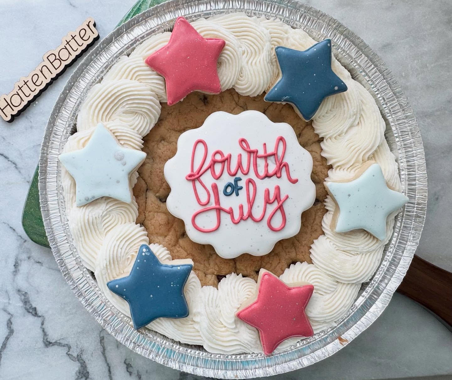 🎆 Make your 4th of July table look as good as it tastes! 🎇
Whether you&rsquo;re hosting the party or just bringing the sweets, these patriotic treats will impress.

🍪 Cookie Cakes Are Back!
A thick 9-inch chocolate chip cookie cake topped with but