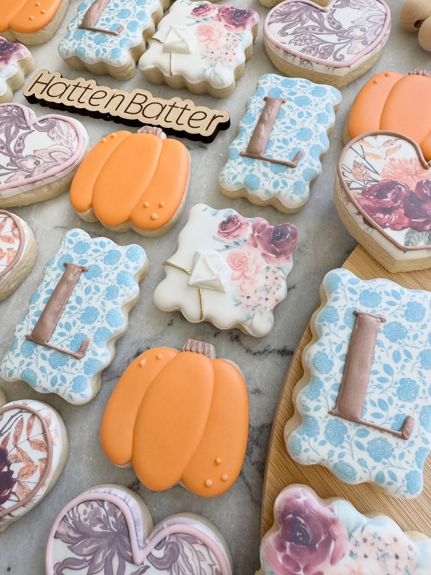 🍁 Falling in Love minis 🍁 
Imagine the impact custom cookies make to your party spread!