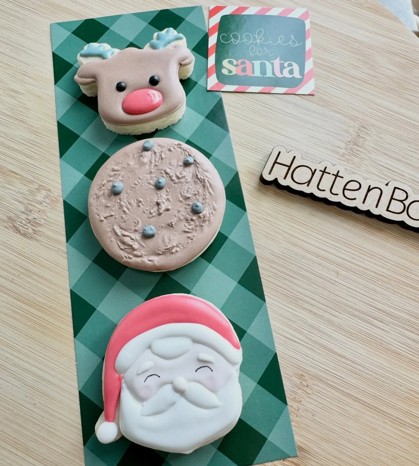 🎅 Santa will chuckle with jolly delight when he sees what you&rsquo;ve left for him!
3 mini cookies and the big guy will be ready to continue his busy night. Order today before they&rsquo;re gone!