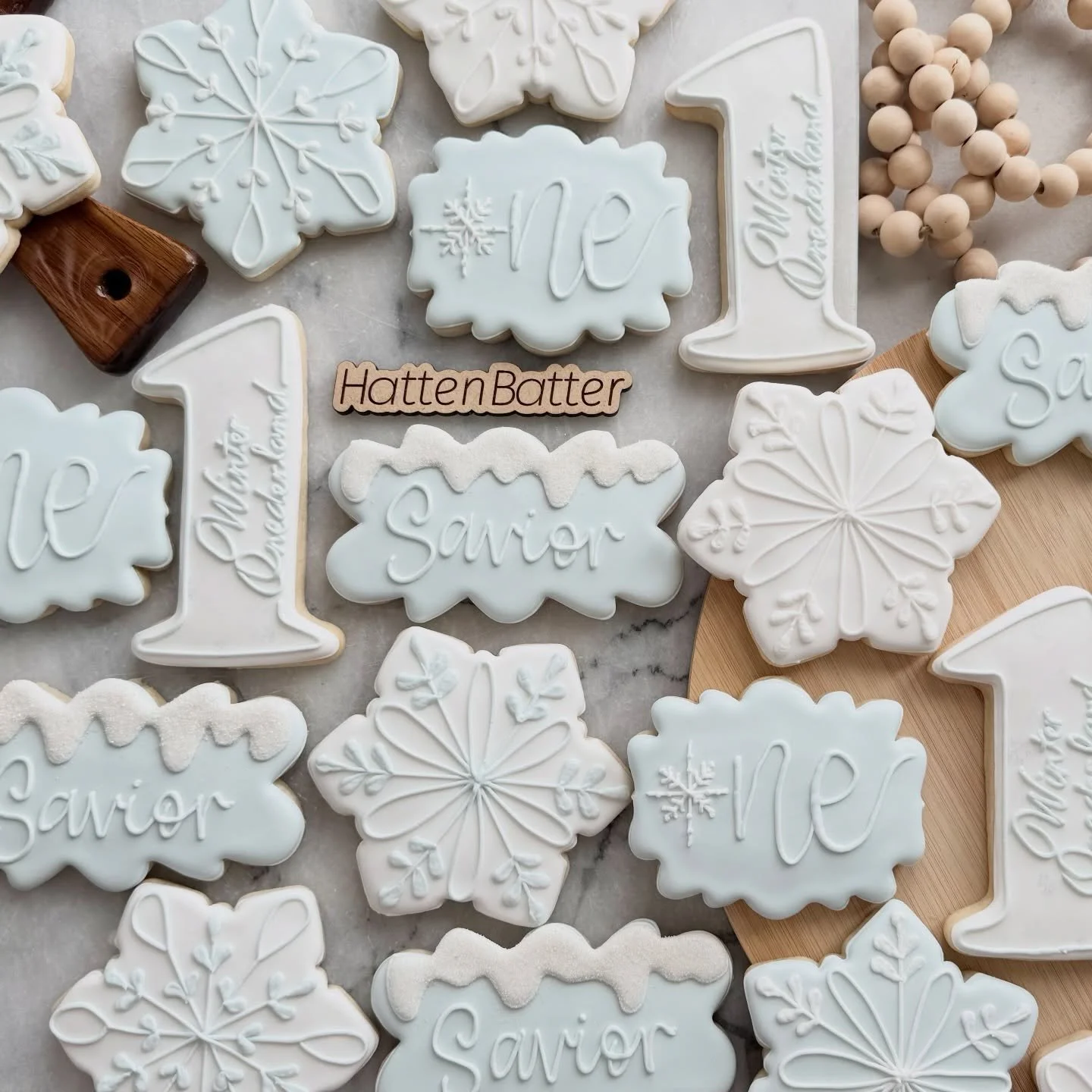 ❄️ It&rsquo;s a winter ONEderland ❄️ 
It&rsquo;s extra special when baby shower cookies become birthday cookies the next year 🥰

HattenBatter.com/customcookies
