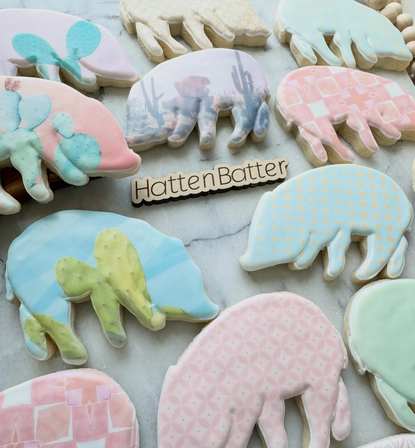 Fun facts about javelinas from the @desertmuseum :
&bull; When startled, javelina will either defend themselves or scatter in a hurry.
&bull; Javelina can be feisty if scared, so always keep your dog on a leash!
&bull; One herd was documented with 53