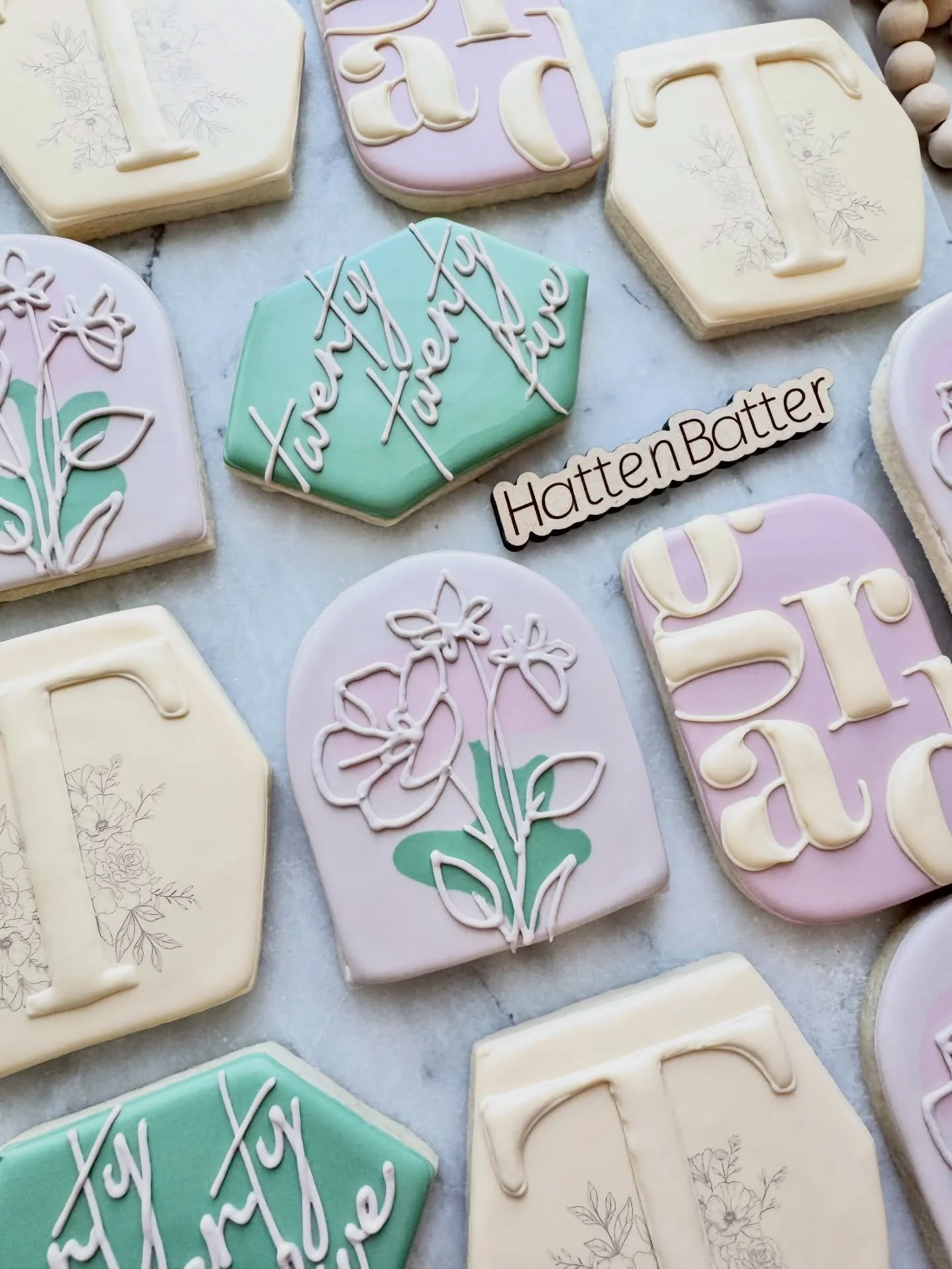 Maybe you&rsquo;re not supposed to have favorites&hellip; but this was mine from last year. I love traditional graduations# cookies and celebrations, but the graduates favorite colors and florals, definitely won my heart. 

Get your graduation orders