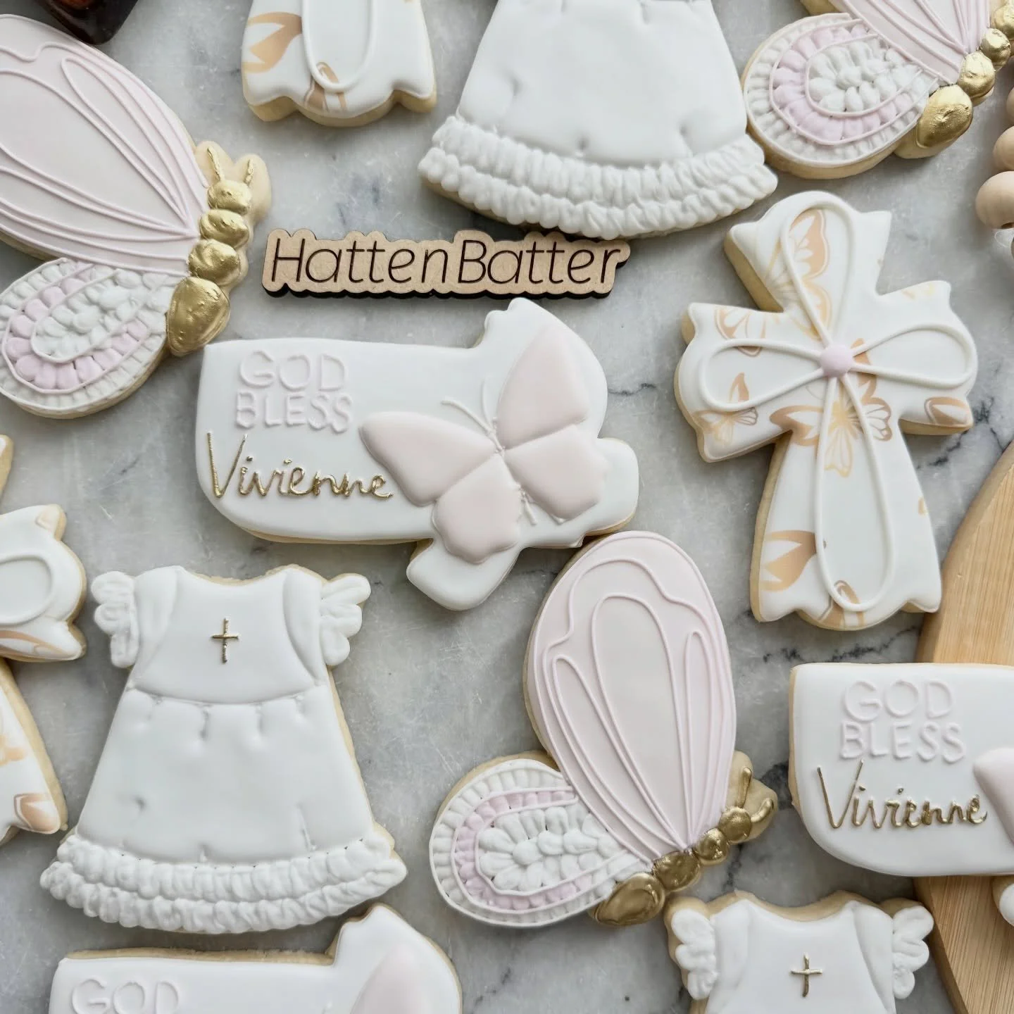 The dimensions/texture in this set 😍 Did you notice the cross is an optical illusion? I used a @canva image and printed with @eddie_edibleinkprinter to give the illusion of golden butterflies.
Whenever possible, I want to elevate your set while keep