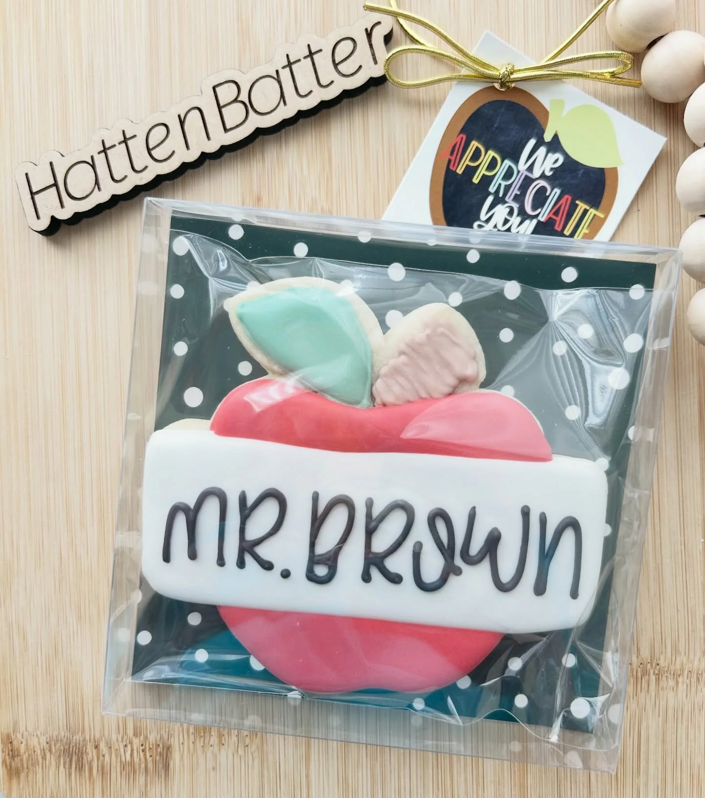 A personalized apple for your favorite teacher 🍎 

Packaged in a clear box with a tag and bow is perfect for gifting and pulls double duty while protecting the cookie as students deliver them

Order today!
🔗 link in bio