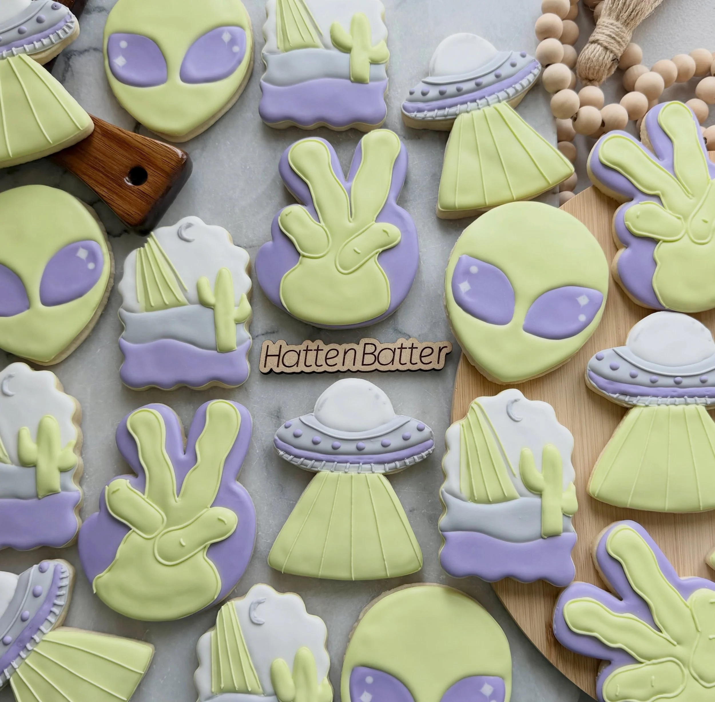 The theme? Cowboys vs Aliens - A love that&rsquo;s out of this world 

I love traditional sets with all the bows and flowers AND I equally adore when the norms are kicked to the curb.
Being limited by budget, we opted to really bring the color palett