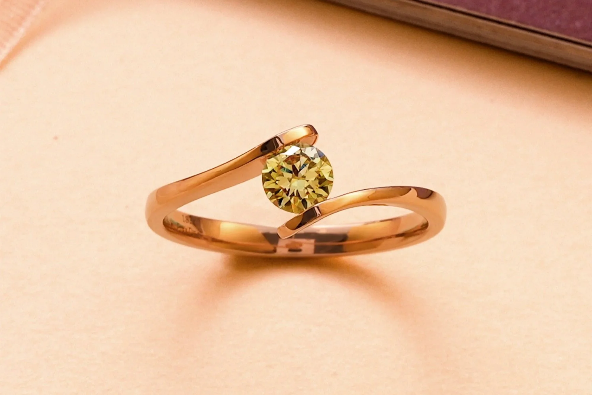 The tension setting cremation diamond ring EverDear™️ can also makes