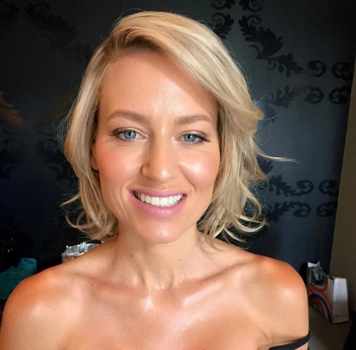 Fresh Luminous Effortless✨

This bridal look is all about soft radiance that enhances, not hides. Light-reflective skin, sheer coverage, and a natural touch that photographs beautifully and feels weightless all day.

If you&rsquo;re a bride who wants