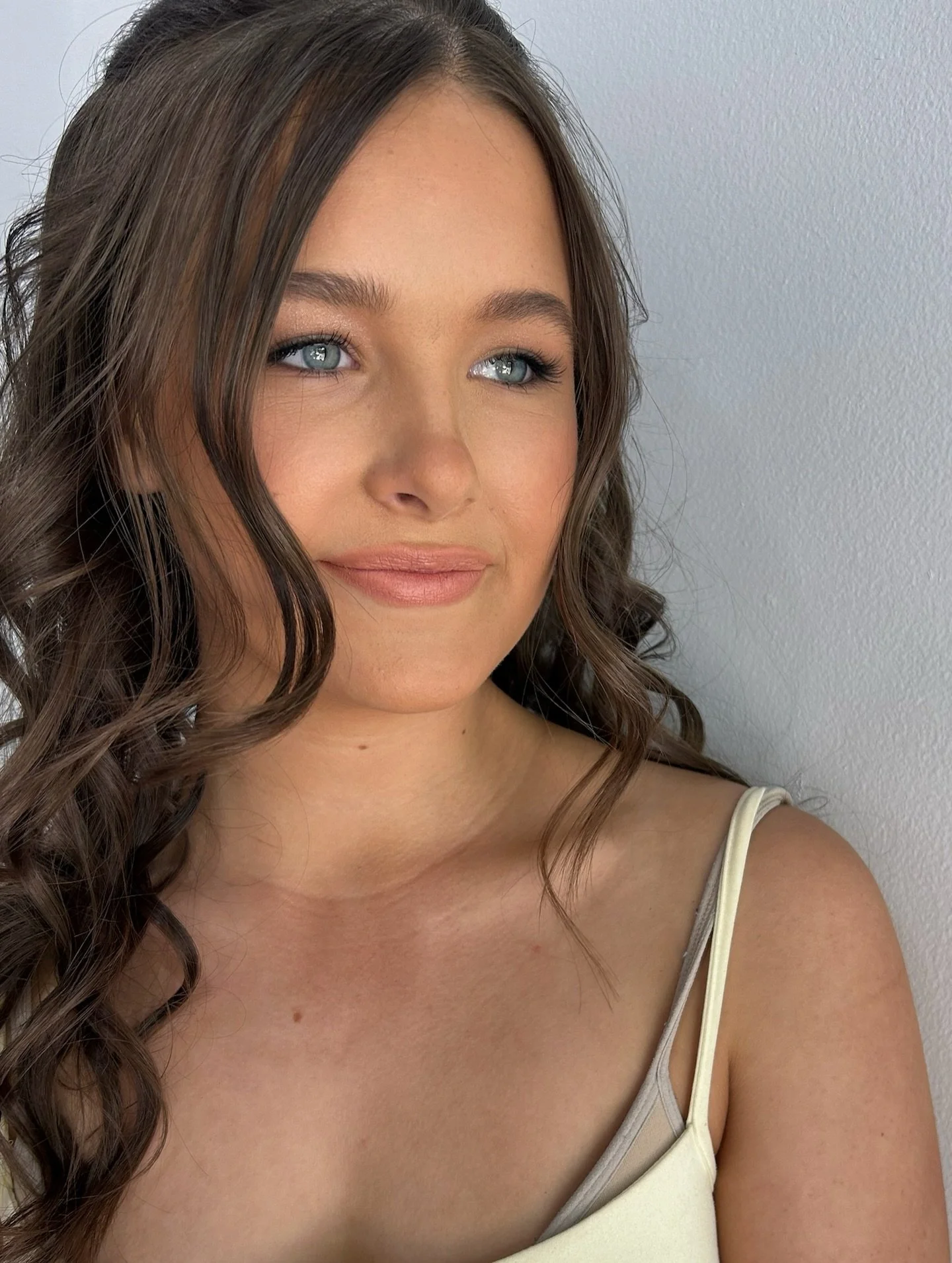 Izzy didn&rsquo;t just get ready&mdash;she became👏🏼
A version of herself that steps forward with softness, certainty, and a quiet kind of glamour that doesn&rsquo;t need to announce itself.
Makeup that enhances her presence, not replaces it.

Ready