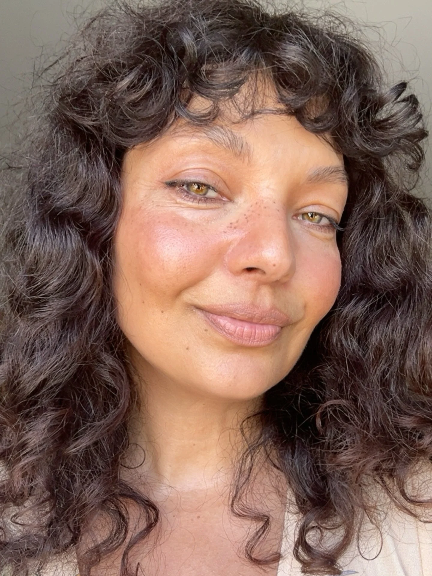 I love adding soft freckles to give the skin that fresh, effortless glow. I use the Stila Dual-Ended Smudge-Proof Liquid Eyeliner Pen in Brown &mdash; perfect shade, perfect tip.

✨ Pros
	&bull;	Makes the skin look fresh + youthful
	&bull;	Breaks up 