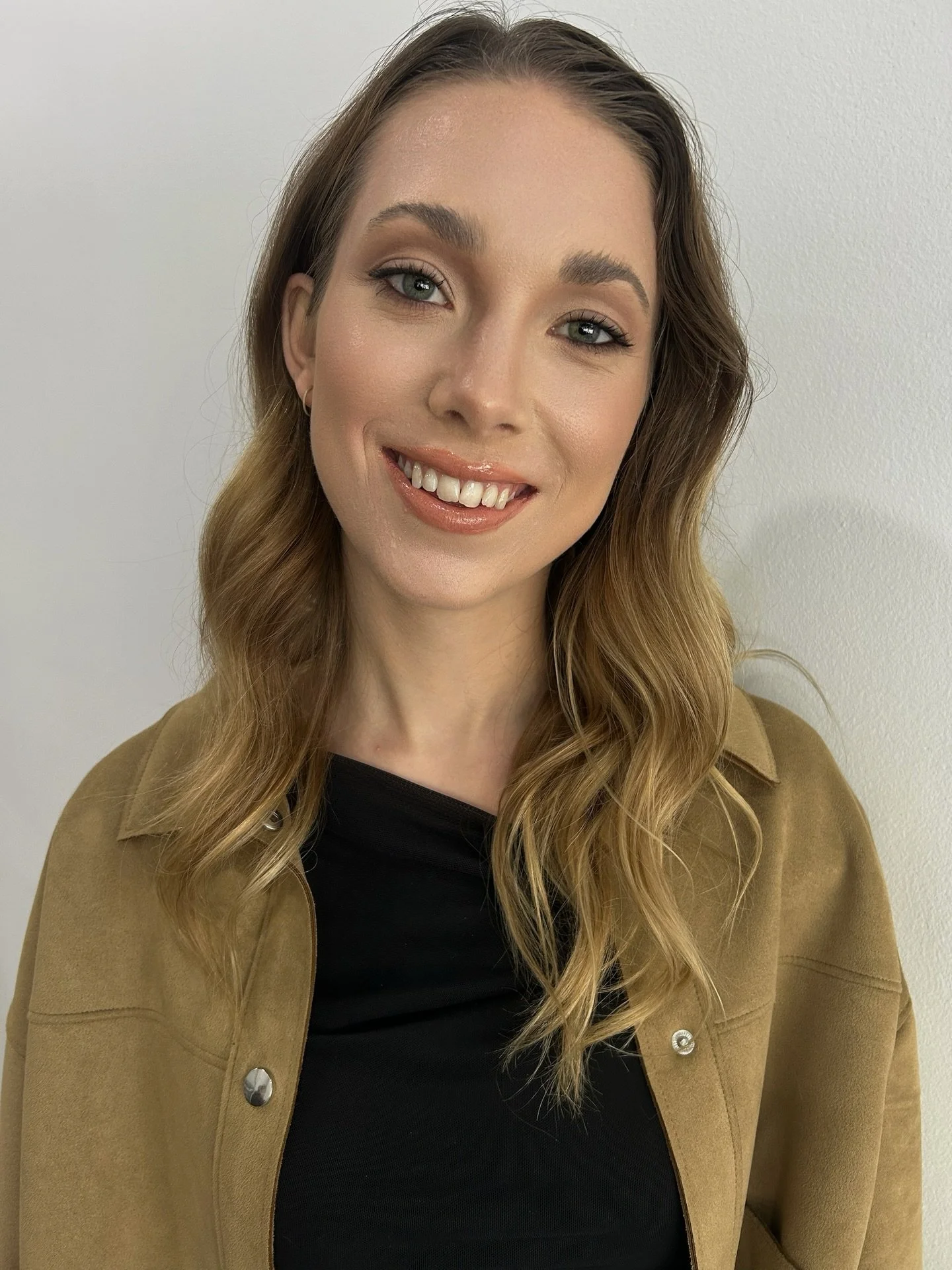 Life moves fast, and your makeup should too. I create effortless, fresh glam for women on the go&mdash;flawless skin, subtle pops of color, and a look that enhances your natural beauty without slowing you down.

Whether it&rsquo;s school runs, errand