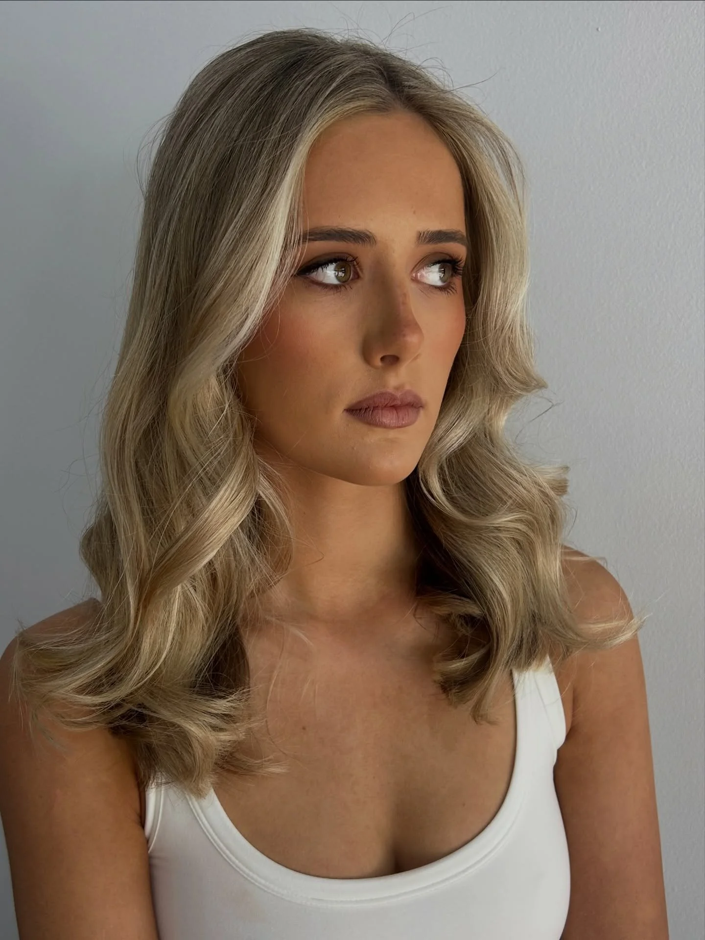 Bronzed to perfection for Annabelle🤎🤎🤎
With her chocolate-toned dress, we leaned into a bronzed, warm palette to complement everything seamlessly &mdash; soft golden skin, warm sculpting through the eyes, and a muted lip to balance the look withou