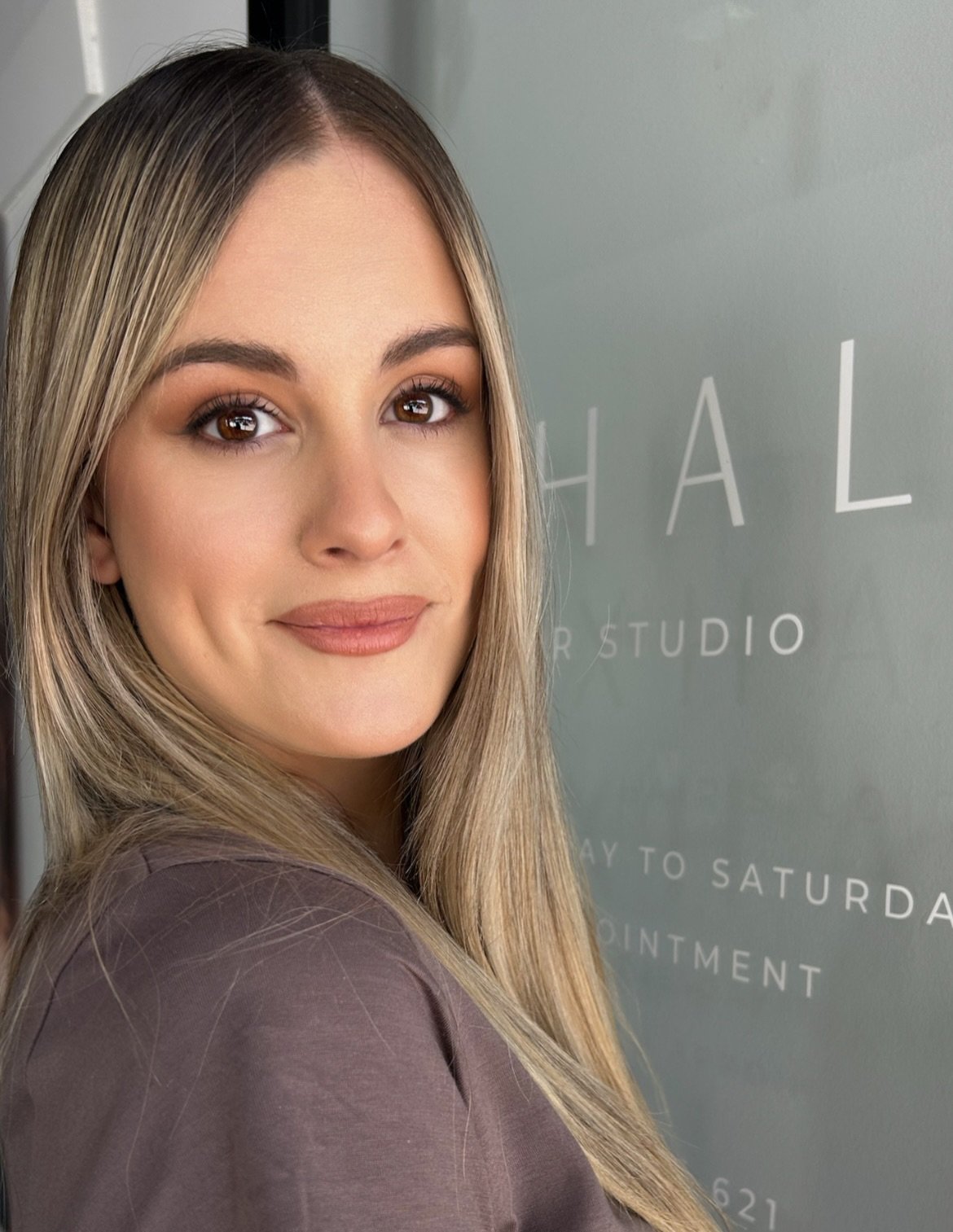 On Alexandra, we created a medium coverage look that enhances her natural features while still letting her skin breathe. A balanced base to even out tone, softly sculpted eyes to define, and warm neutral tones to tie everything together&mdash;effortl