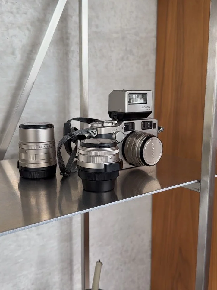 Visited the home of interior designer Pieter Peulen 〰️ stunning new book, breathtaking architecture, pure perfection. Truly inspiring. 

#fleurvosdesign #pieterpeulen #concretehomes #interiordesign #interiorinspo #architecture #inspiration #creativee