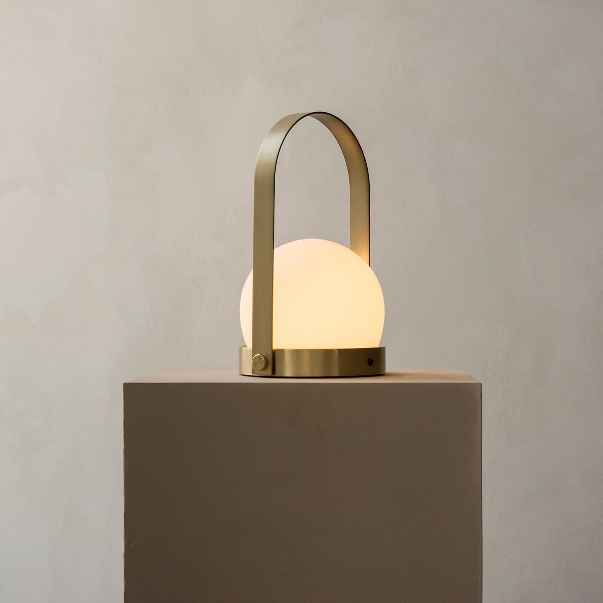 Menu-Carrie-LED-Lamp-messing-Ambiente.jpeg