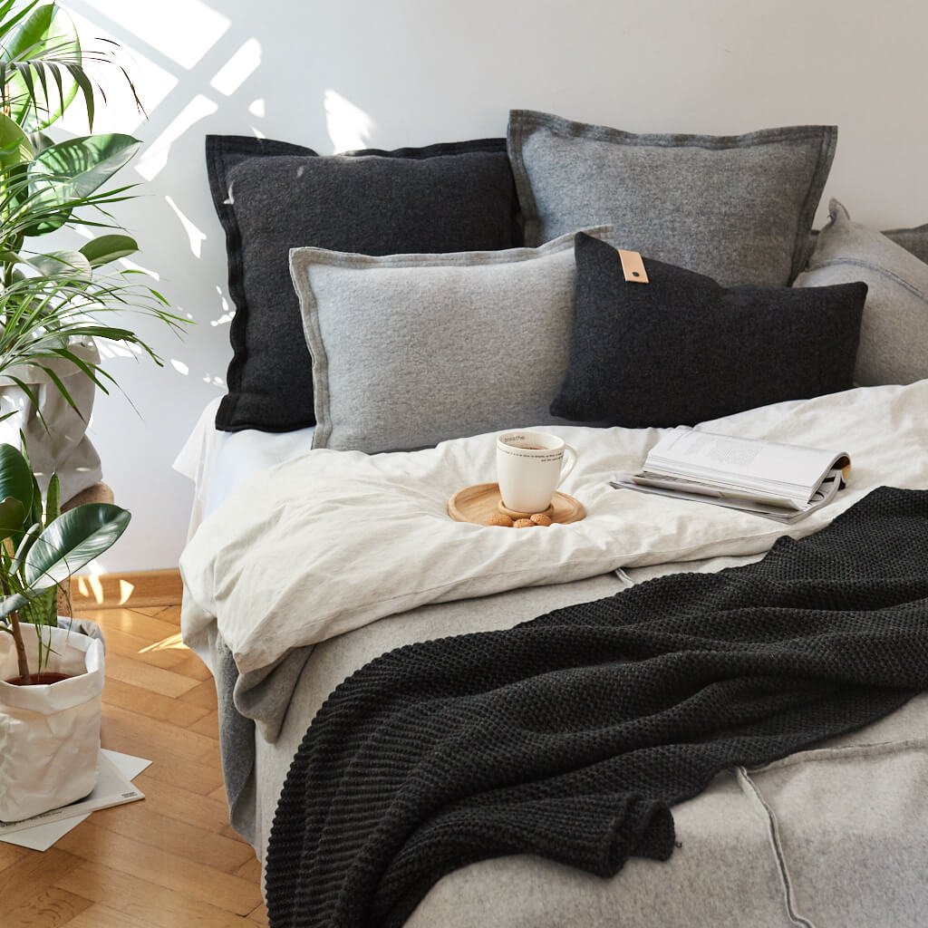 moyha_cushion_homely_anthracite-1.jpeg