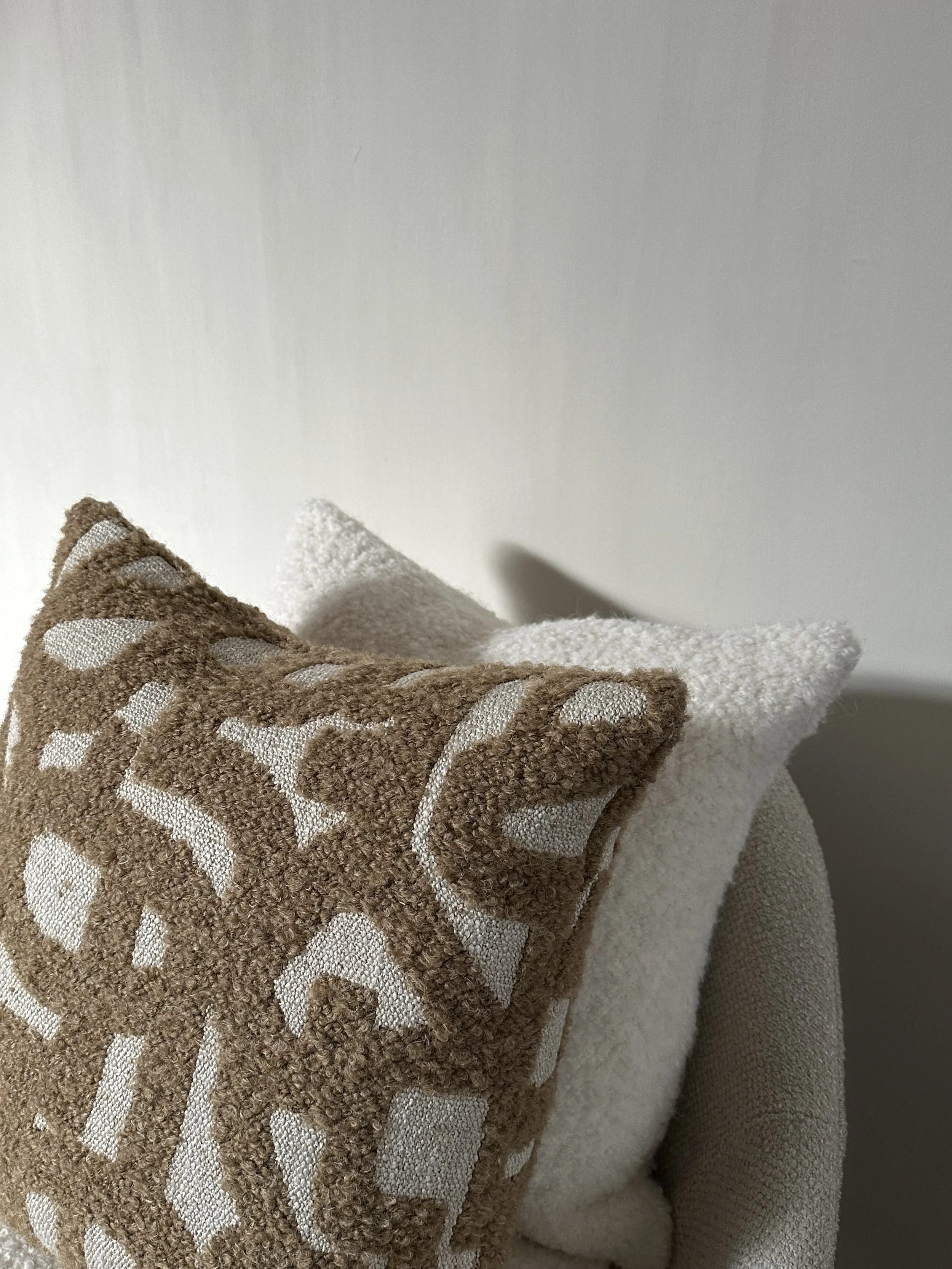 Gutier 50x50 - Curry/Ivory