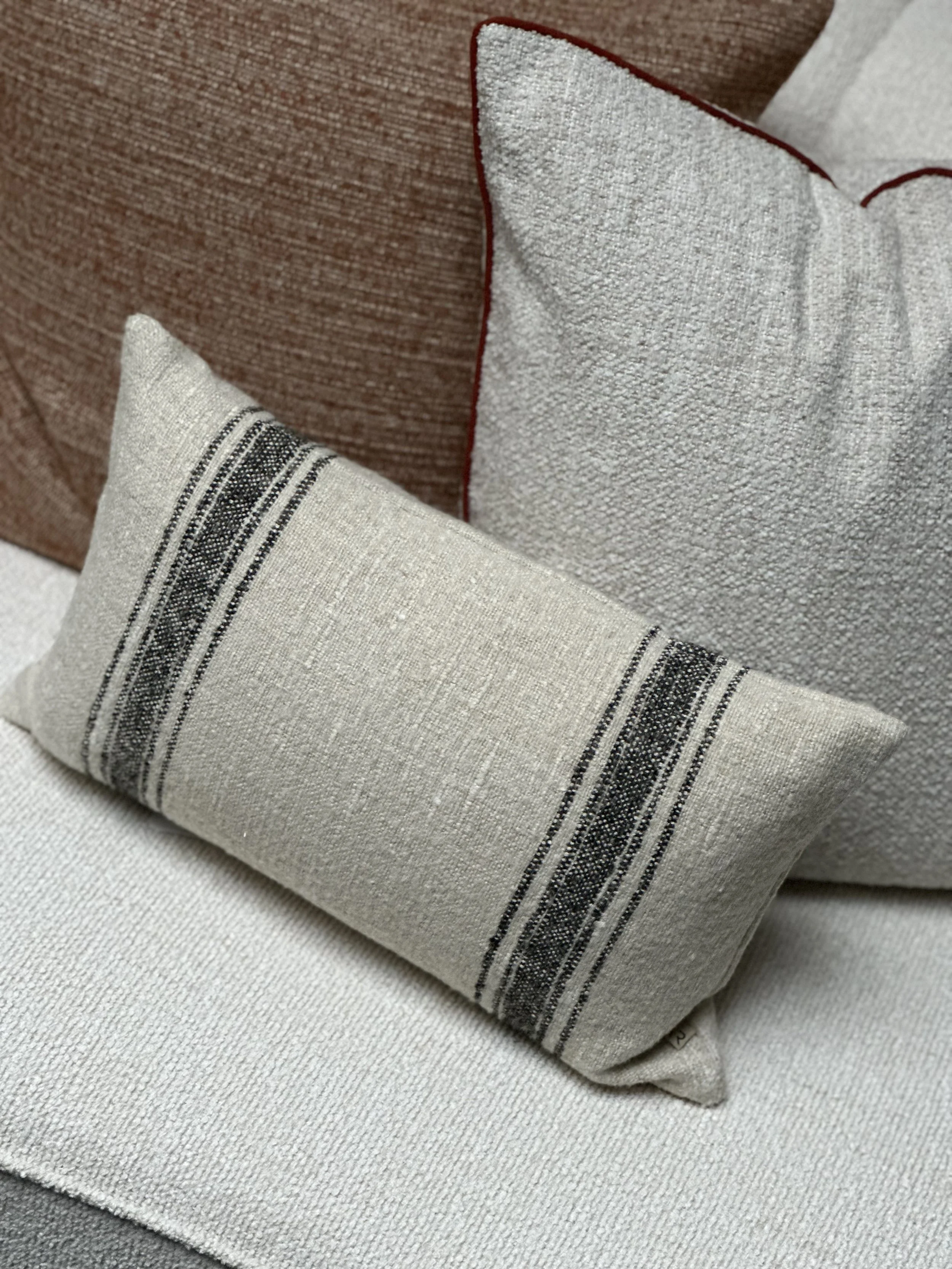 Merlot Cushion 30x50 - Beige/Black